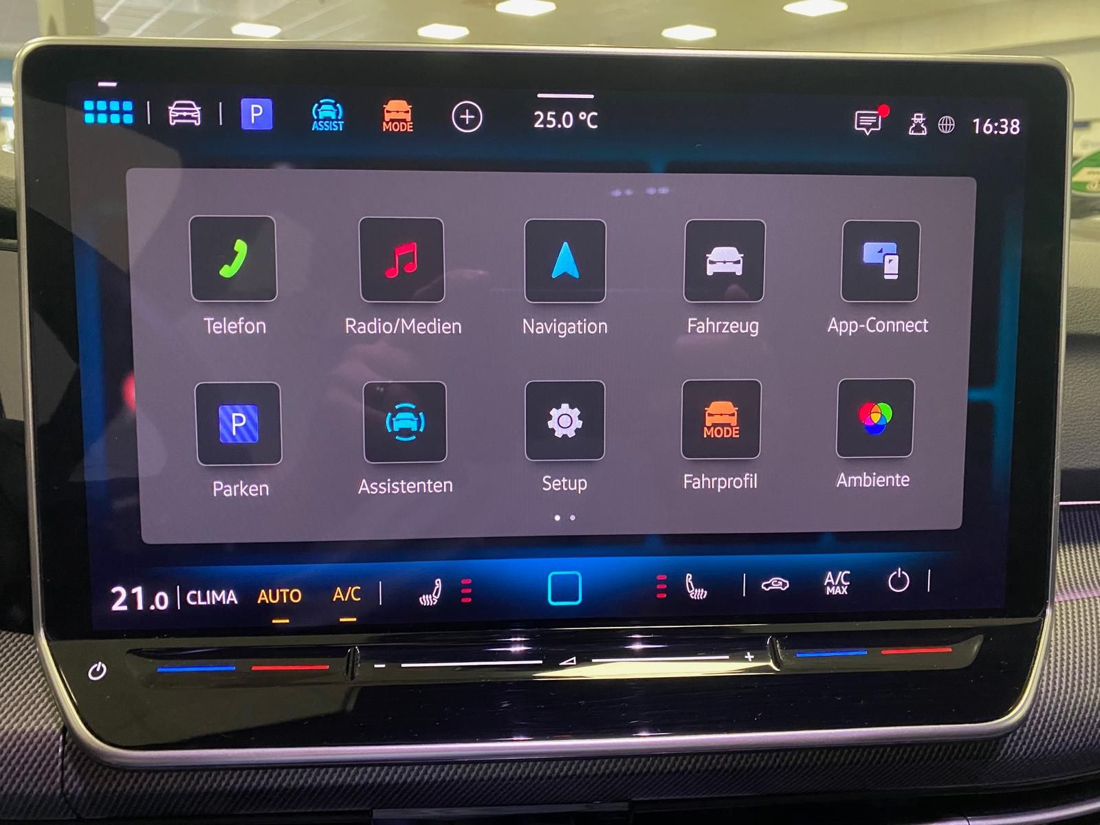 Fahrzeugabbildung Volkswagen Golf 1.5 eTSI R-Line DSG+ACC+360°+HUD+HARMAN KAR