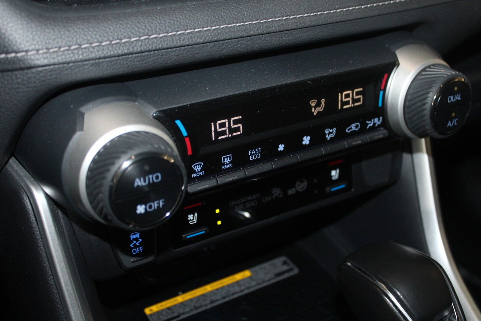 Fahrzeugabbildung Toyota RAV 4 4x2 Hybrid Lounge Aut. PANO LED LEDER ACC