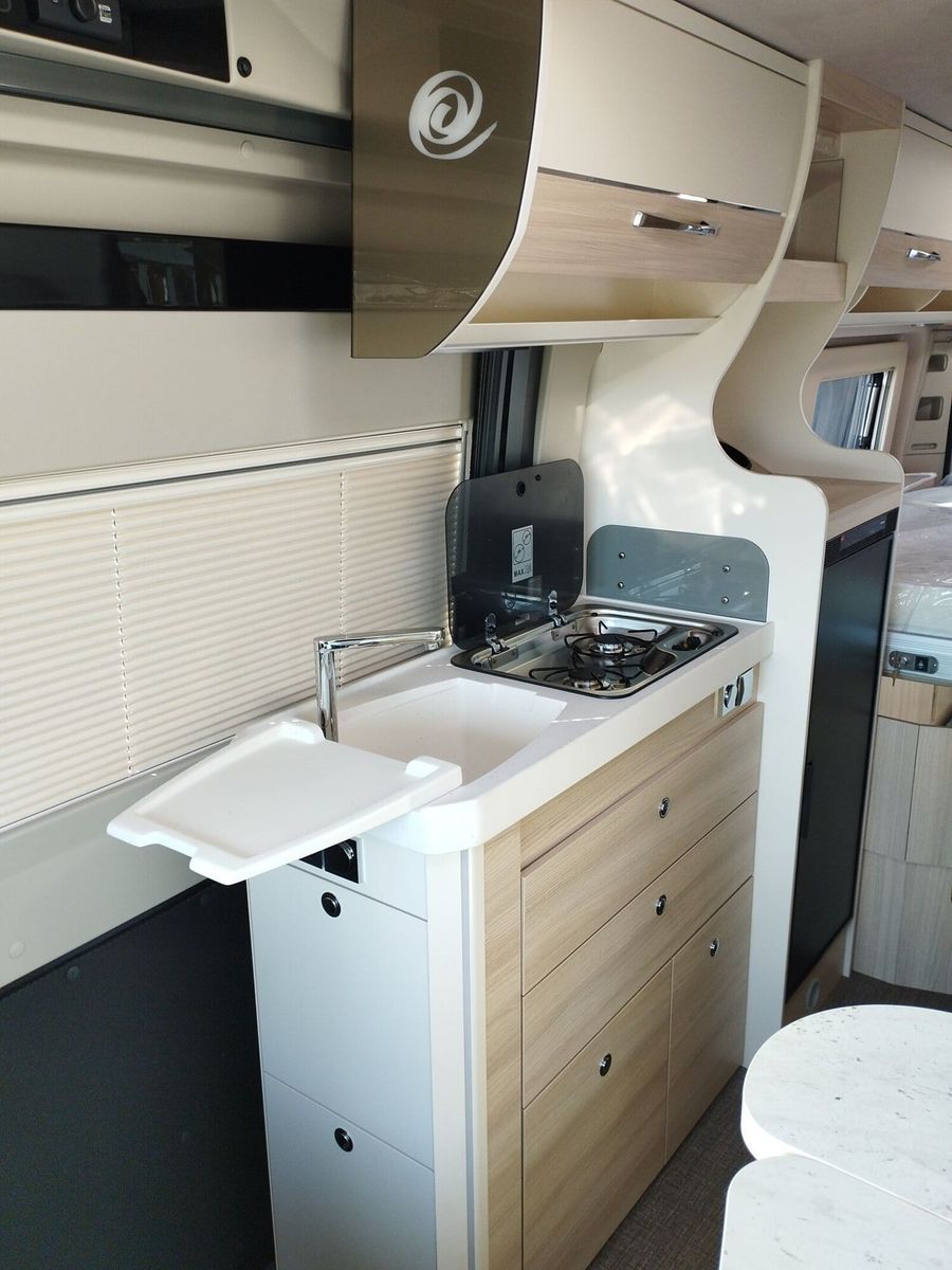 Fahrzeugabbildung Eura Mobil Van V 635 HB RFK, Captain-Chair-Sitze, Skyroof