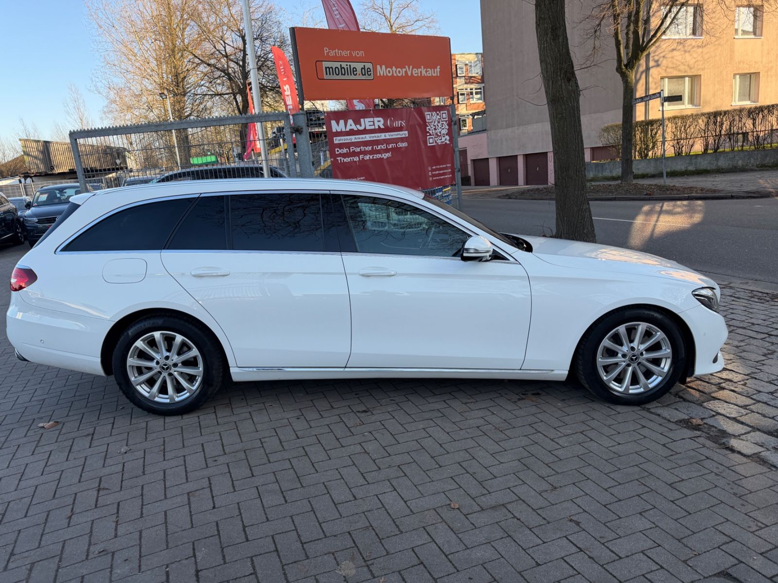 Fahrzeugabbildung Mercedes-Benz E 220 4Matic*MULTIBEAM*360°KAMERA*WIDESCREEN*PDC