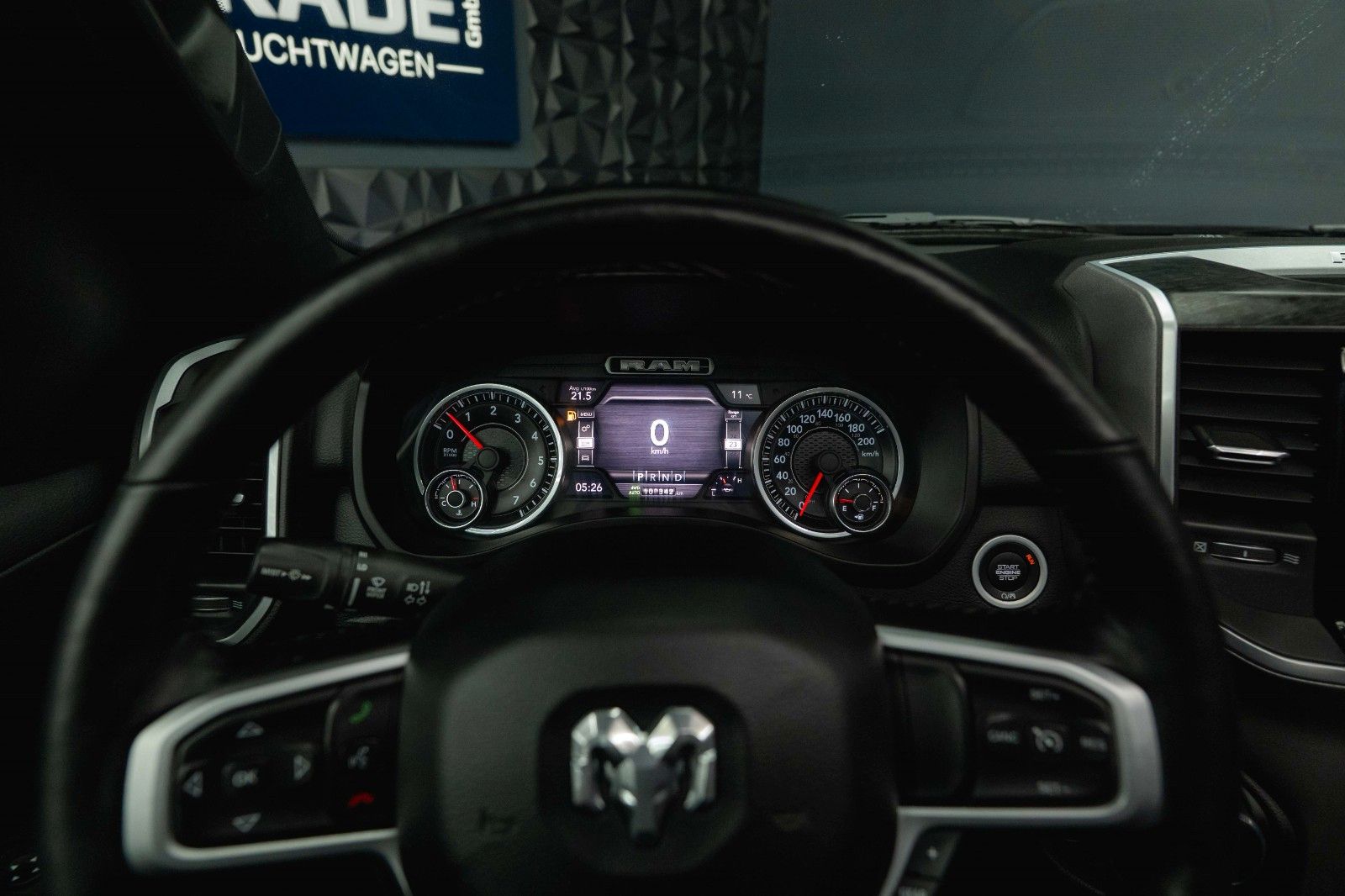 Fahrzeugabbildung Dodge RAM 5.7 V8 HEMI 4x4 OFFROAD Night-Edition *Pano*