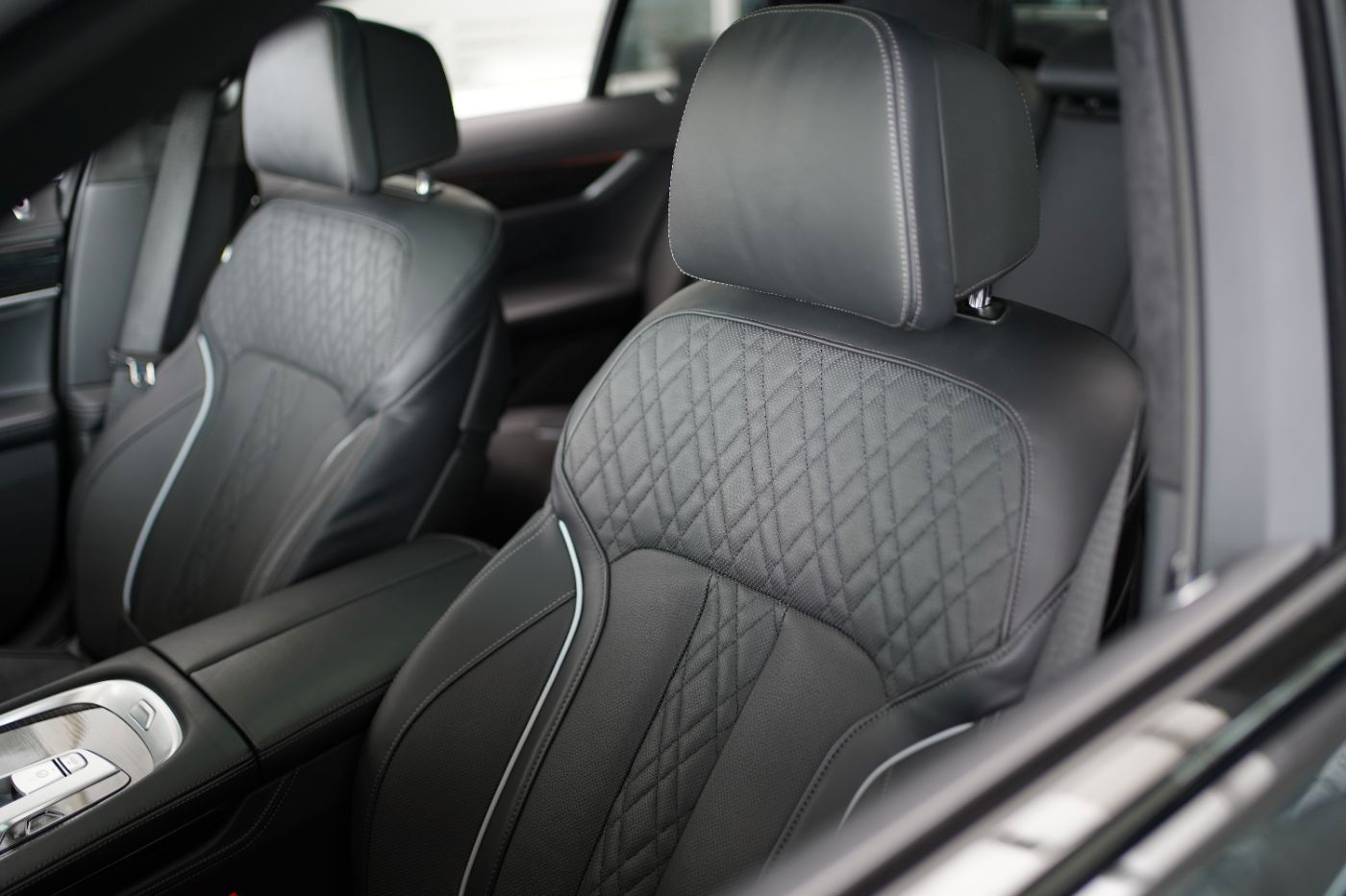Fahrzeugabbildung BMW 750i xDrive +ferngest. Parken+Komfortsitze v&h++