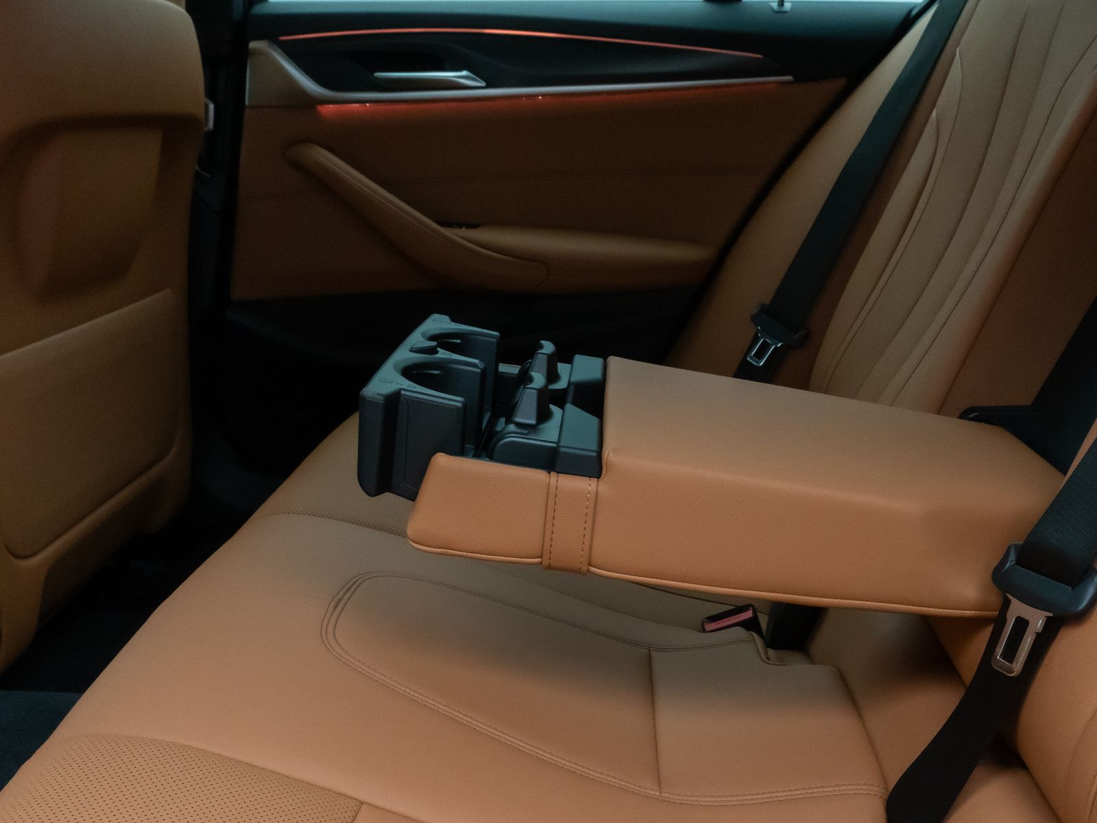 Fahrzeugabbildung BMW 520d xD M Sport Kamera HUD DAB Stop&Go Alarm AHK