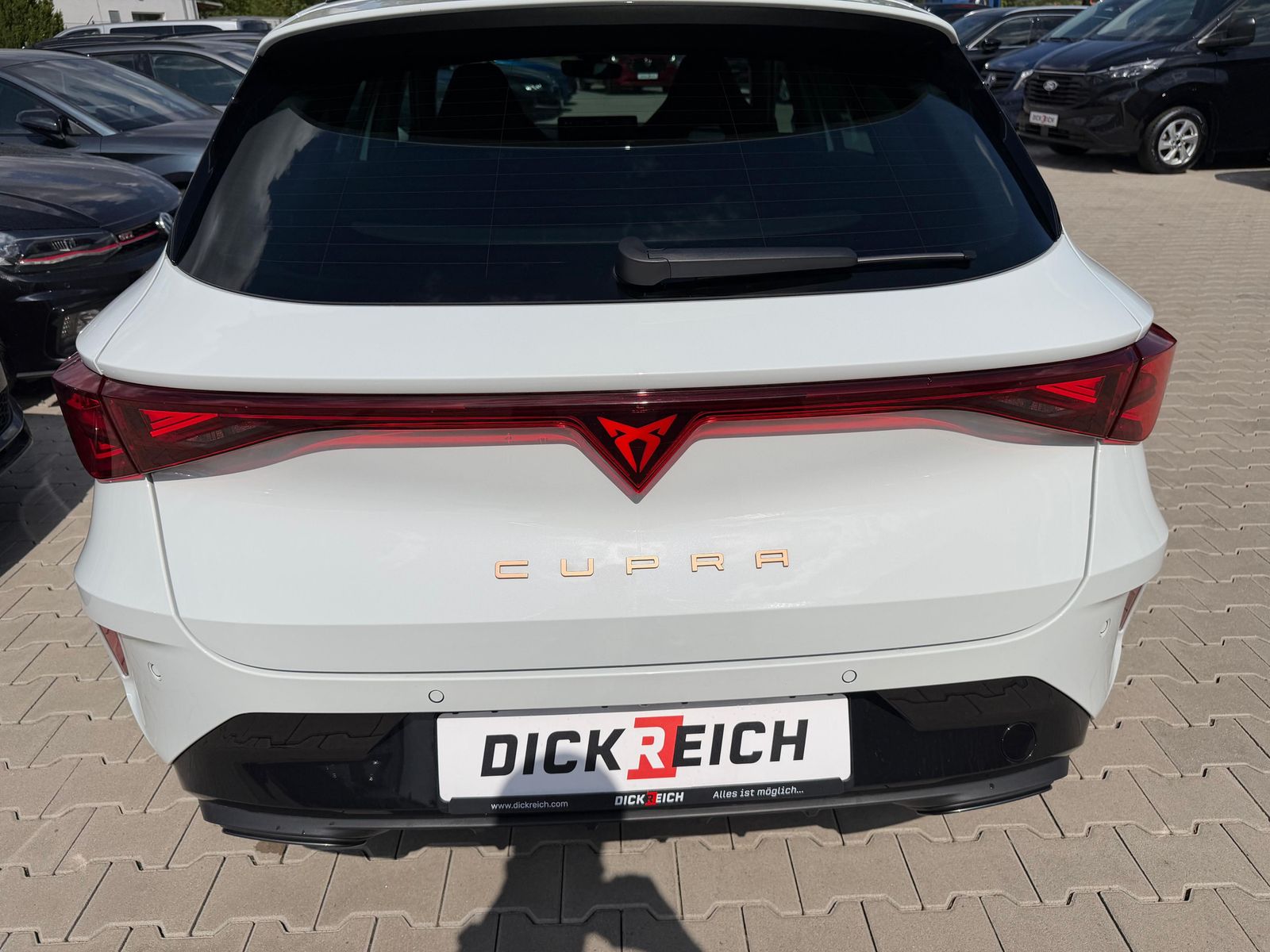 Fahrzeugabbildung CUPRA Leon 1.5 eTSI DSG AHK*DYNAMICA*EDGE*LED*5JGARAN.