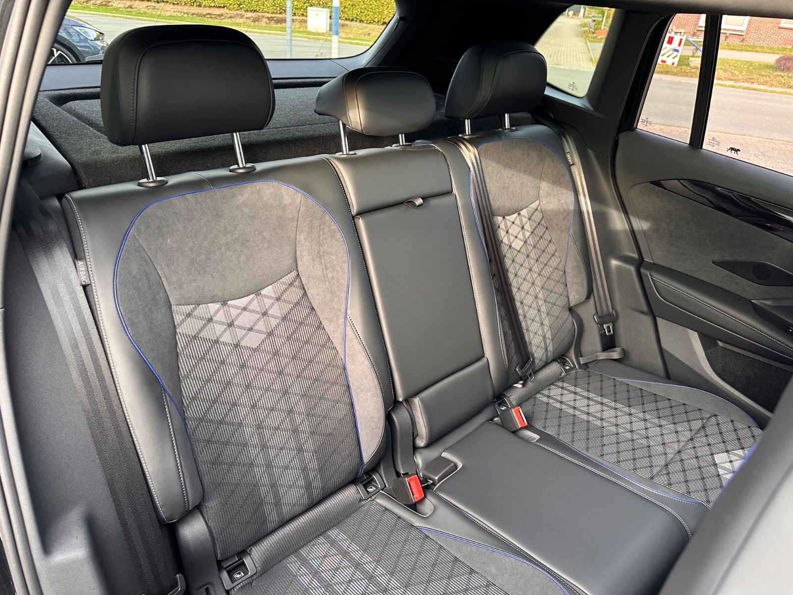 Fahrzeugabbildung Volkswagen Tiguan R-Line 2.0 TDI DSG Black/Pano/Matrix/AHK