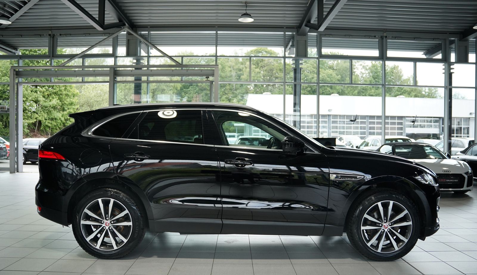Jaguar F Pace
