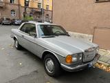 Mercedes-Benz 230 CE, Schiebedach, Colorverglasung - Mercedes-Benz 230: Ce