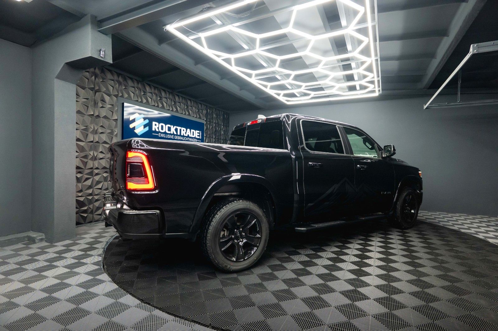 Fahrzeugabbildung Dodge RAM 5.7 V8 HEMI 4x4 LIMITED Style Night-Edition