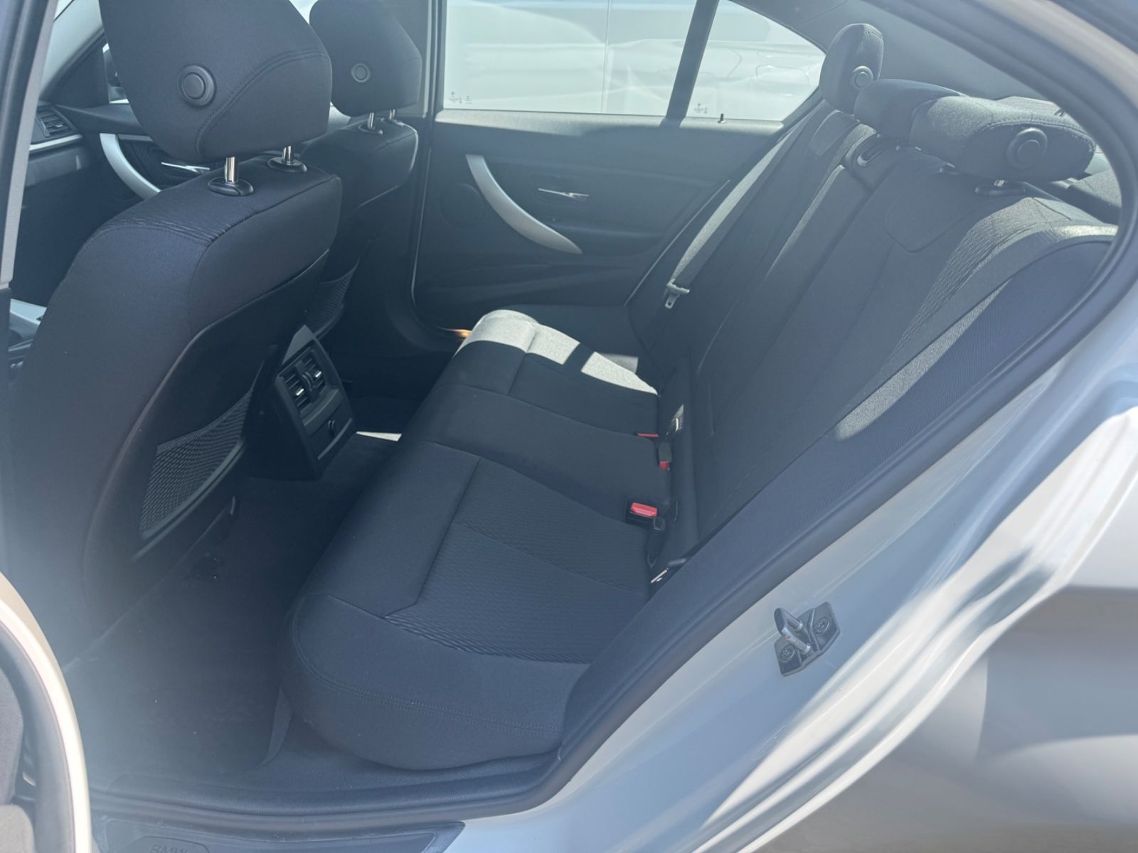 Fahrzeugabbildung BMW 318 Baureihe 3 Lim. 318 d xDrive Navi+Bluetooth