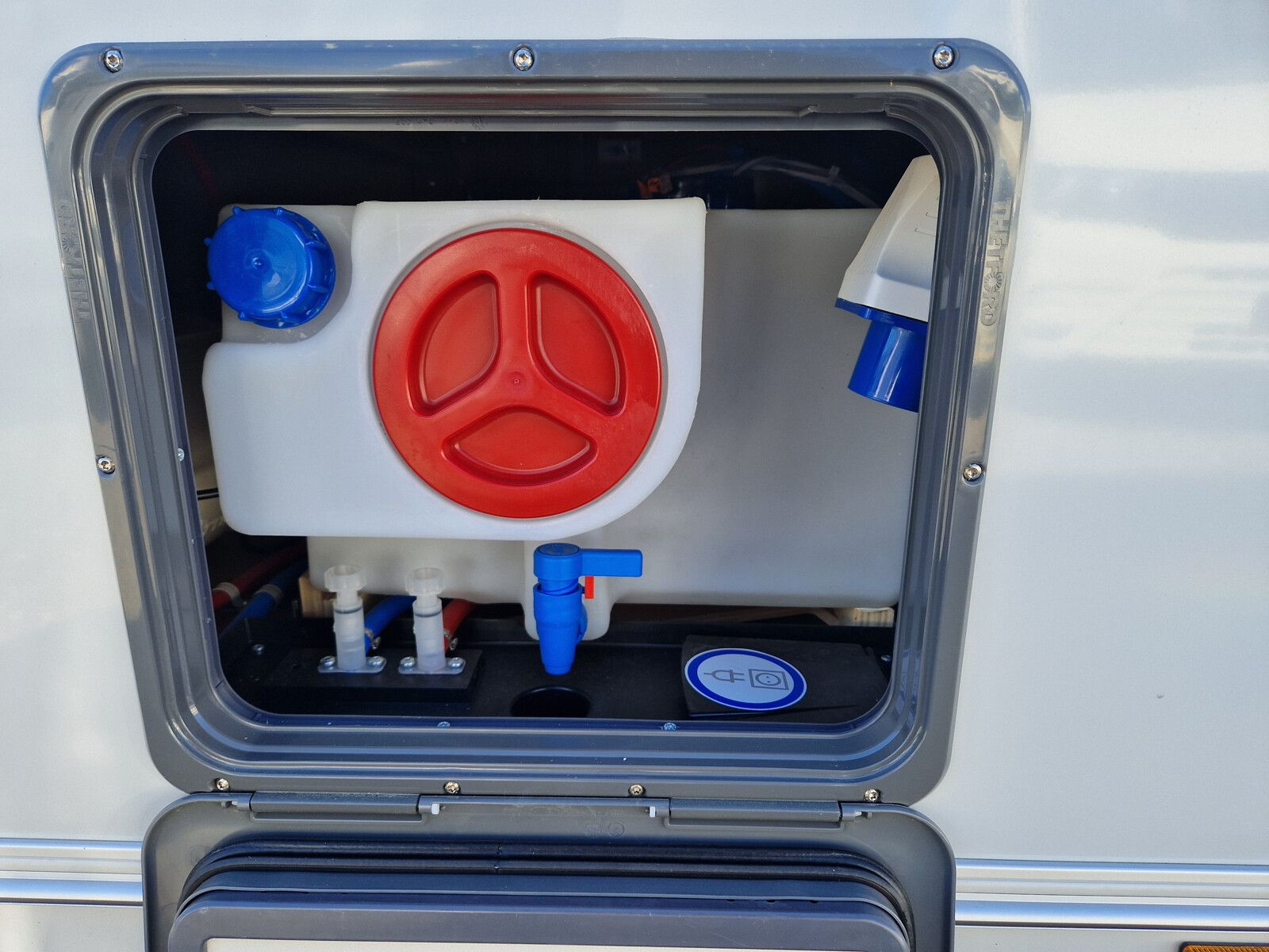 Fahrzeugabbildung Tabbert Senara 550E 2.3 2.000kg, Safety-Pack, Glattbl.