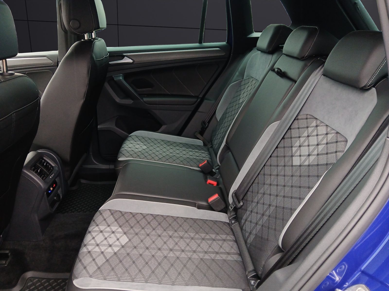 Fahrzeugabbildung Volkswagen Tiguan TDI R-Line DSG 4M STH Matrix AHK ACC RFK