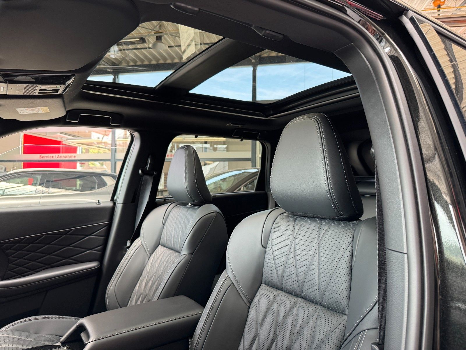 Fahrzeugabbildung Mitsubishi Outlander 2.4PLUG-IN HYBRID 4WD BLACK