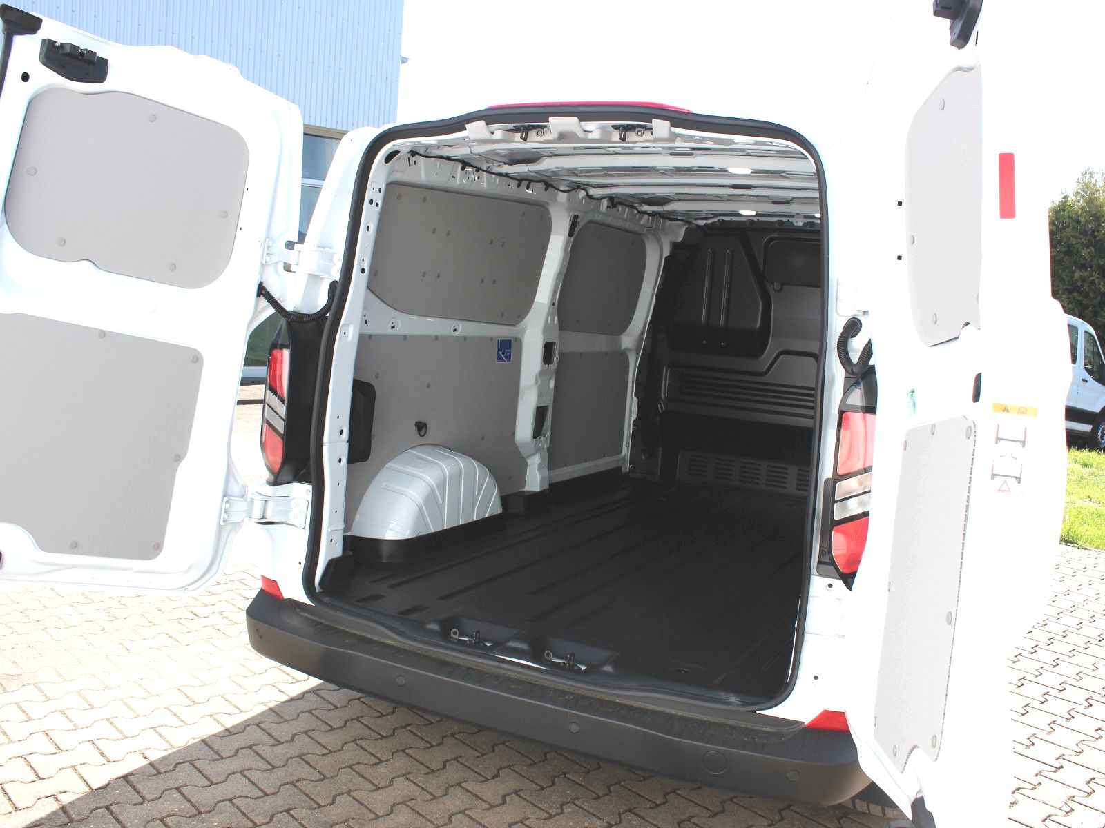 Fahrzeugabbildung Ford Transit Custom 320 L2 Trend FWD Plug-in Hybrid