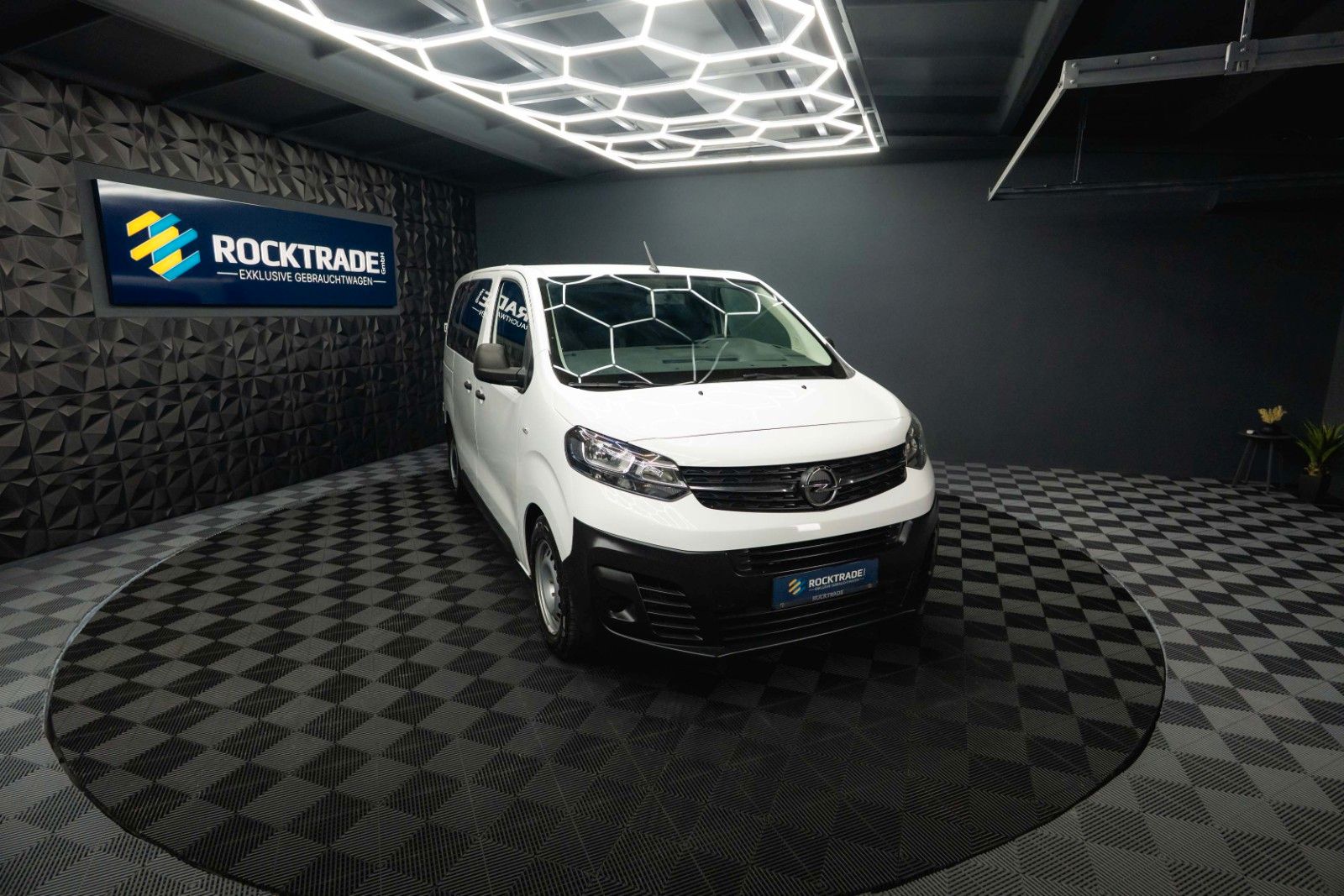 Fahrzeugabbildung Opel Vivaro Kombi S | 9 Sitze | Klima | DAB | TÜV NEU