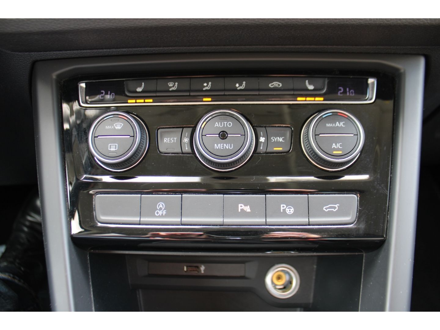 VW Touran IQ.DRIVE 2.0 TDI BMT ACC LED AHK el. Heck - Image 24