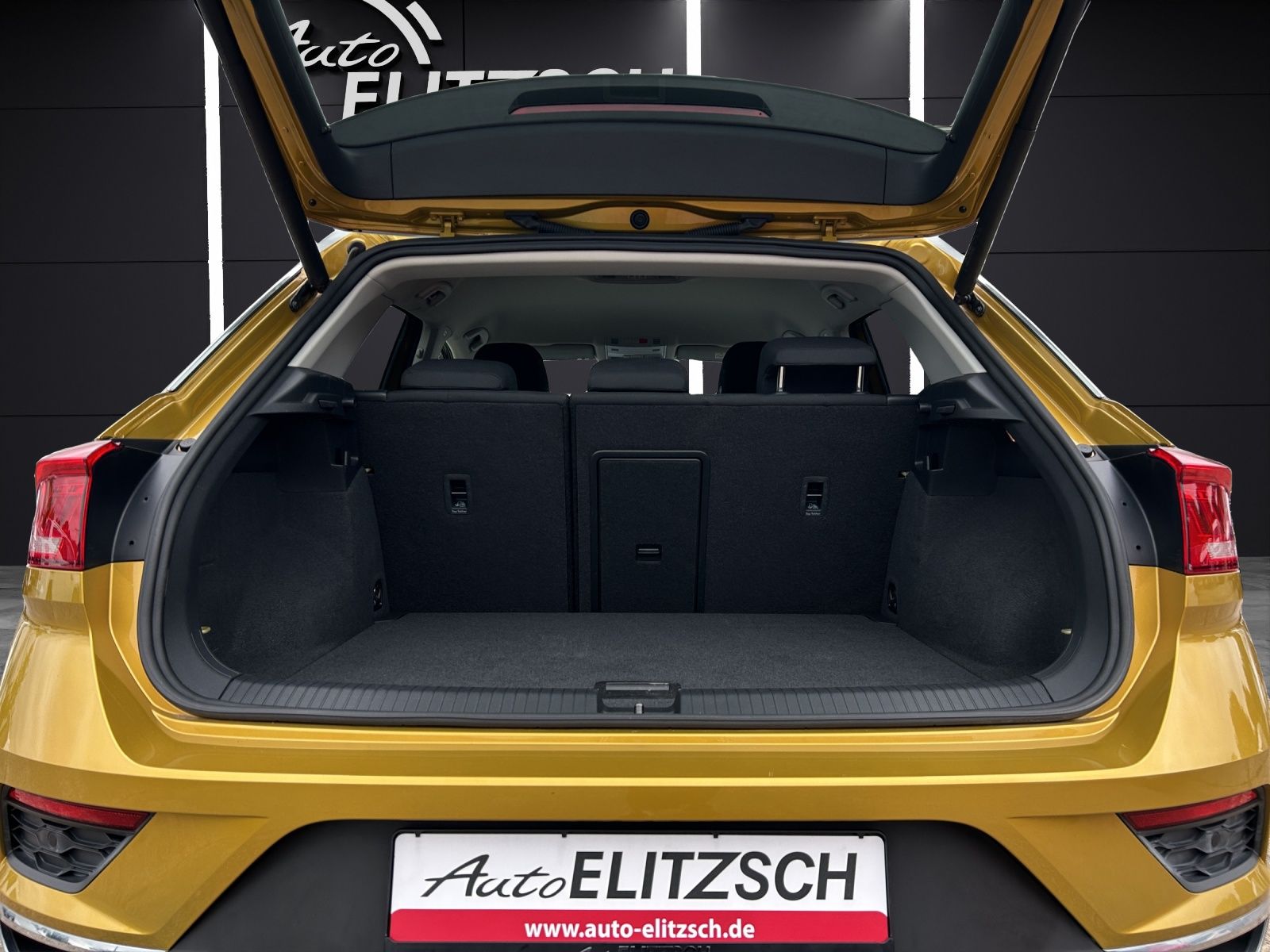 Fahrzeugabbildung Volkswagen T-Roc TSI United DSG LED Navi ACC AHK RFK SH