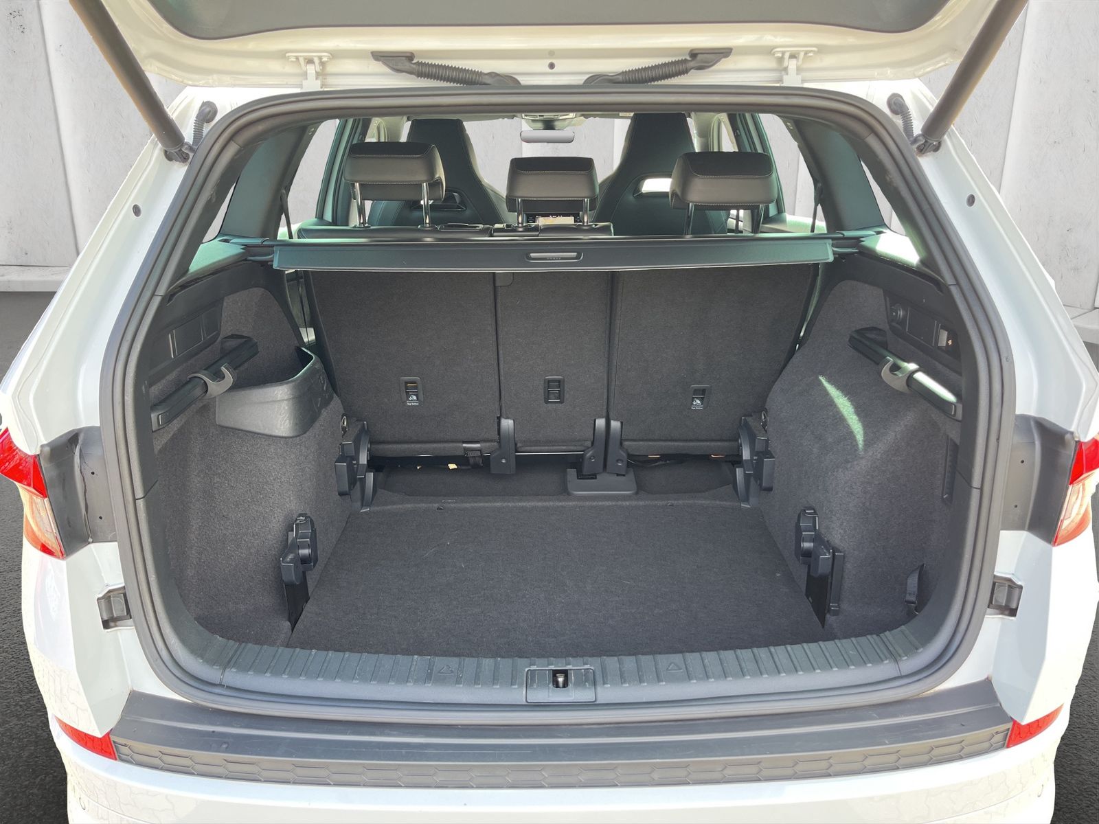 Fahrzeugabbildung SKODA Kodiaq Sportline 4x4*SHZ*LHZ*NAVI*AHK*ACC**