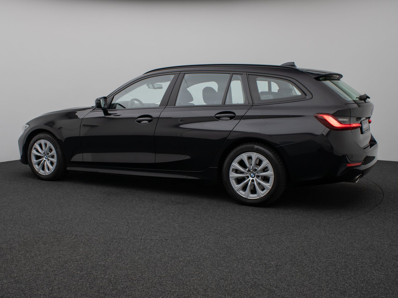 Fahrzeugabbildung BMW 330i HUD DAB CockPitPro DrivAssist PDC LED Alarm