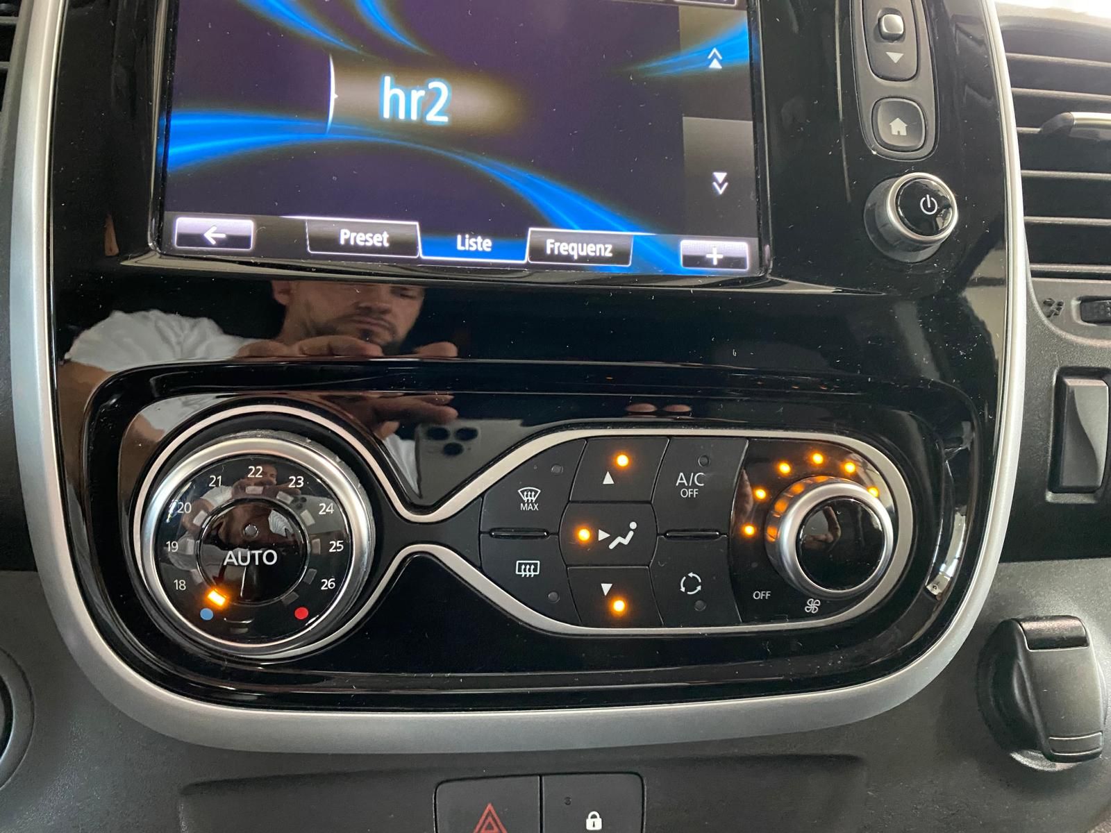 Fahrzeugabbildung Renault Trafic L1L1 2.0 dCi 145 Komfort EDC/Navi/RFK/Car