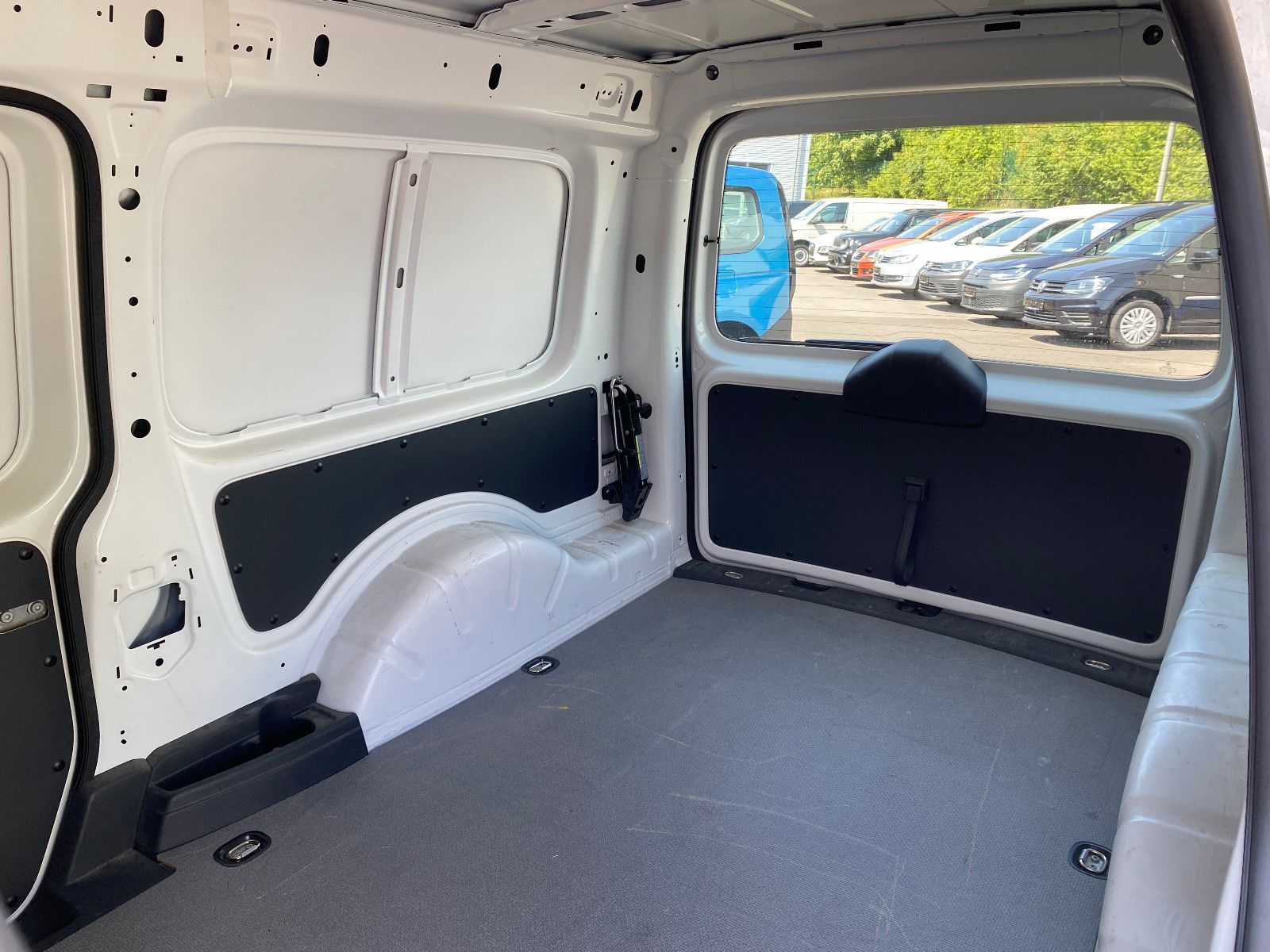 Fahrzeugabbildung Volkswagen Caddy Maxi ABTe Kasten Klima SHZ PDC Bi-Xenon