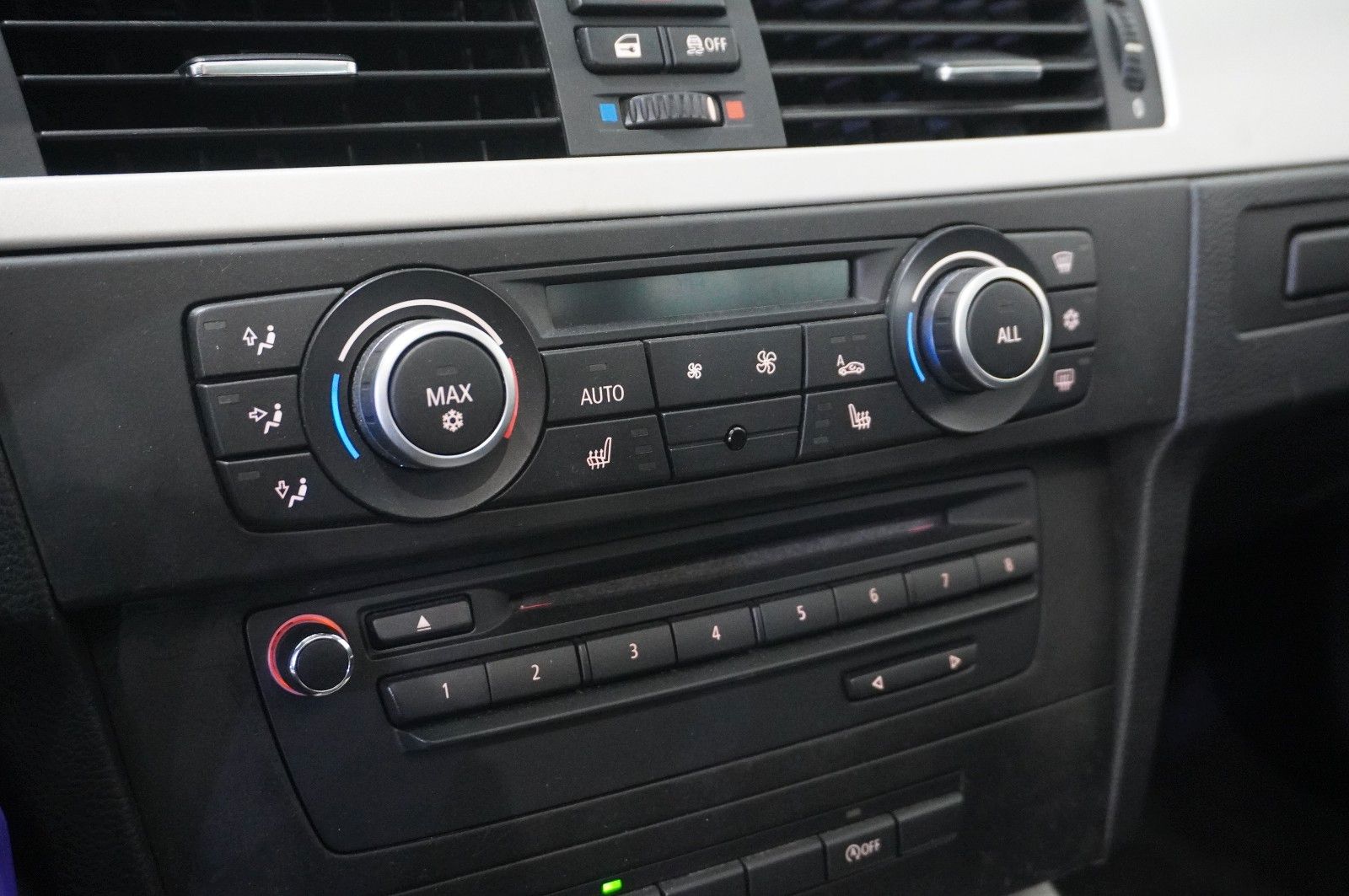 Fahrzeugabbildung BMW 320i TOURING NAVI/BI-XENON/SHZ/PDC/PANO./SH/TEMP