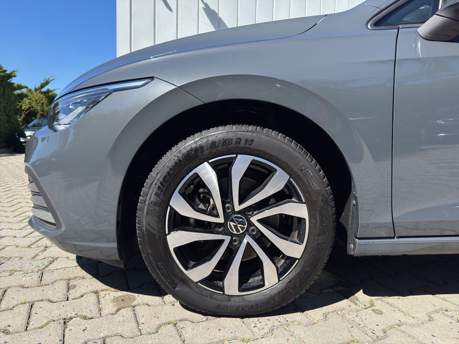 Fahrzeugabbildung Volkswagen Golf VIII Active TDI DSG LED ACC SHZ PDC NAVI AM
