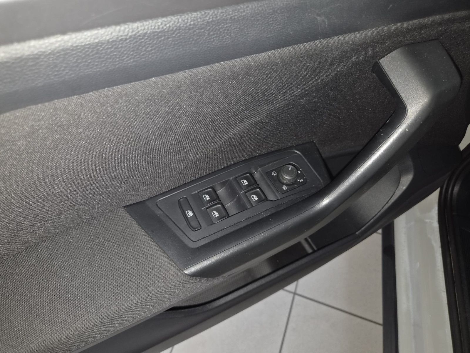 Fahrzeugabbildung Volkswagen T-Roc Life / NAVI / AHK / DIGITAL