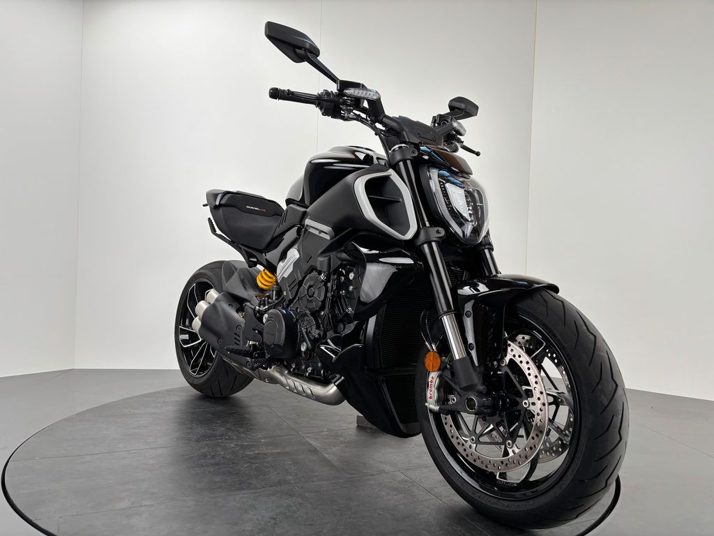 Fahrzeugabbildung Ducati DIAVEL V4 *SEITL. KENNZEICHENHALTER *NEUWERTIG