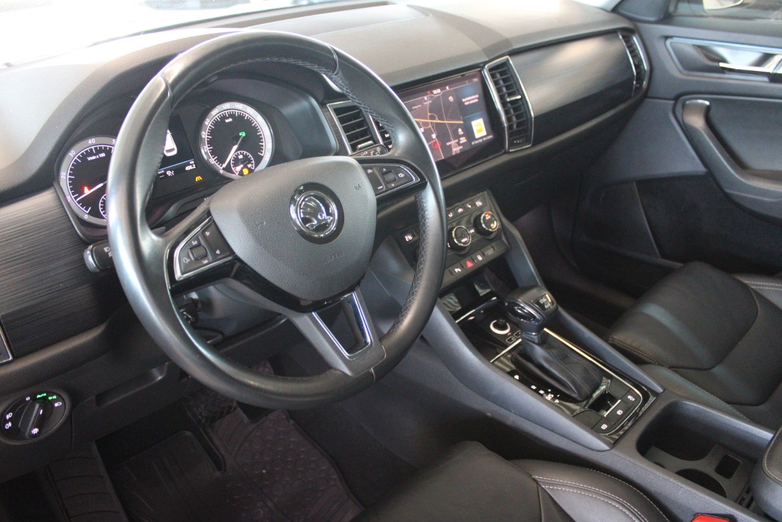 Fahrzeugabbildung SKODA Kodiaq DSG 4x4 SOLEIL LED AHK LEDER ACC STDHZ