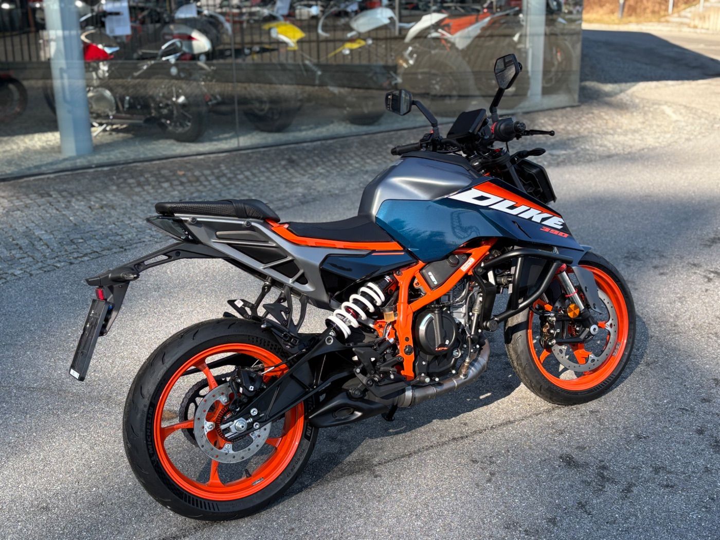 Fahrzeugabbildung KTM 390 Duke Modell 2025 Quickshifter+ mit Sturzbüge