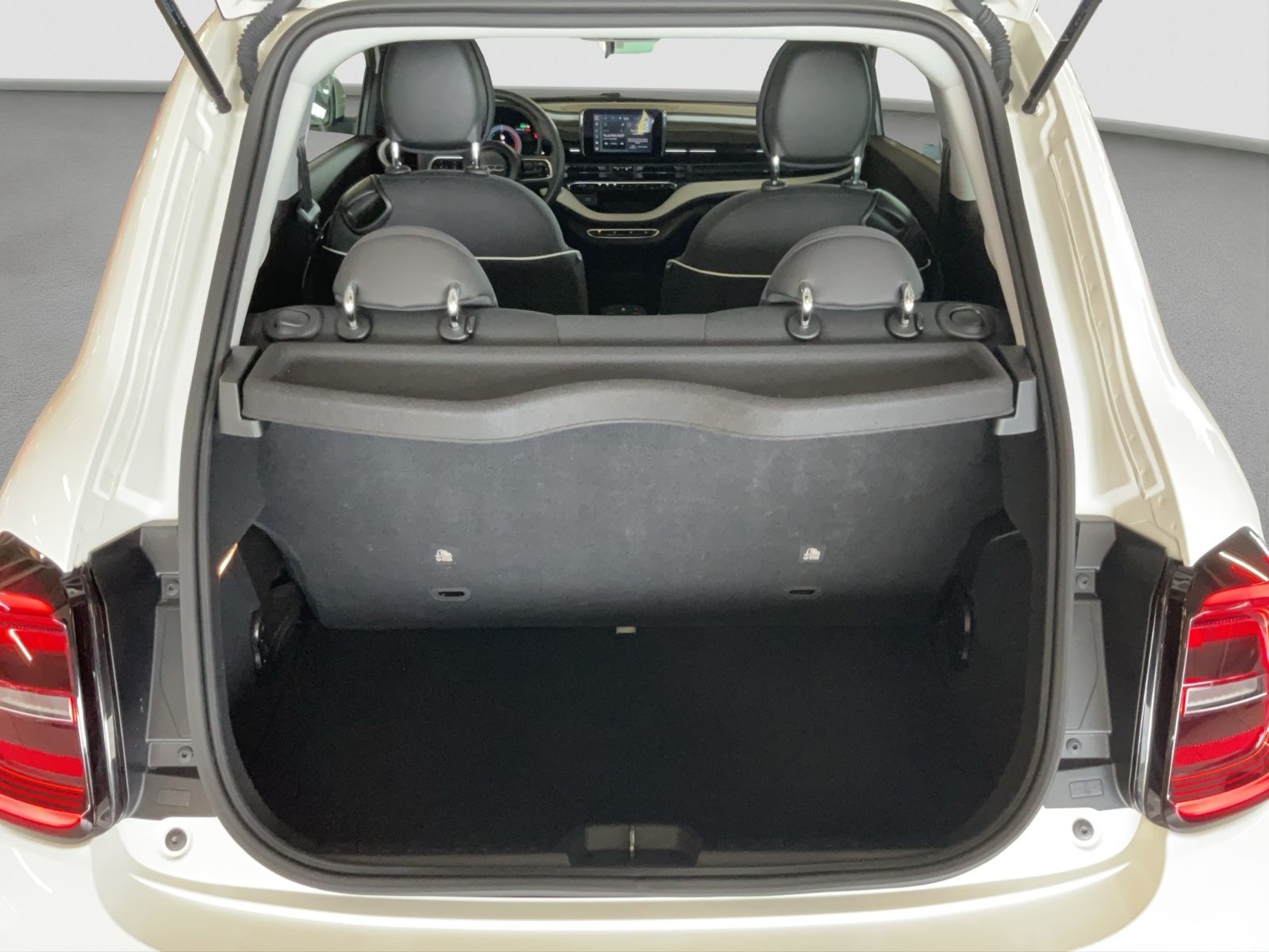 Fahrzeugabbildung Fiat 500e + Radio- & Winterpaket