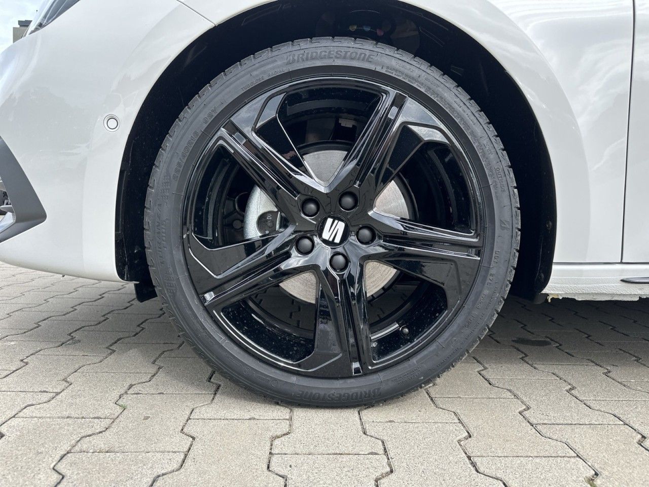 Fahrzeugabbildung SEAT Leon FR Black Edition 1.5 eTSI DSG