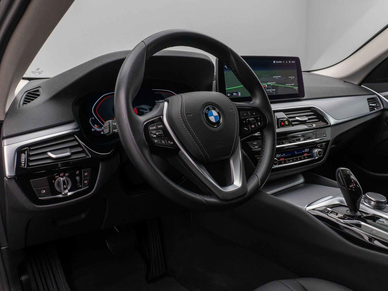 Fahrzeugabbildung BMW 520i PDC DAB CockPitPro Sitzhzg Alarm LED Leder