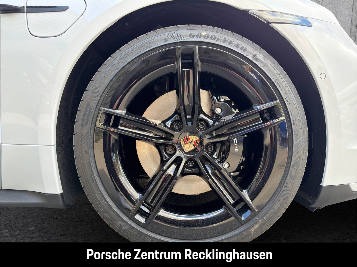Porsche Taycan Black Edition SportDesign Paket Luftfeder foto 18