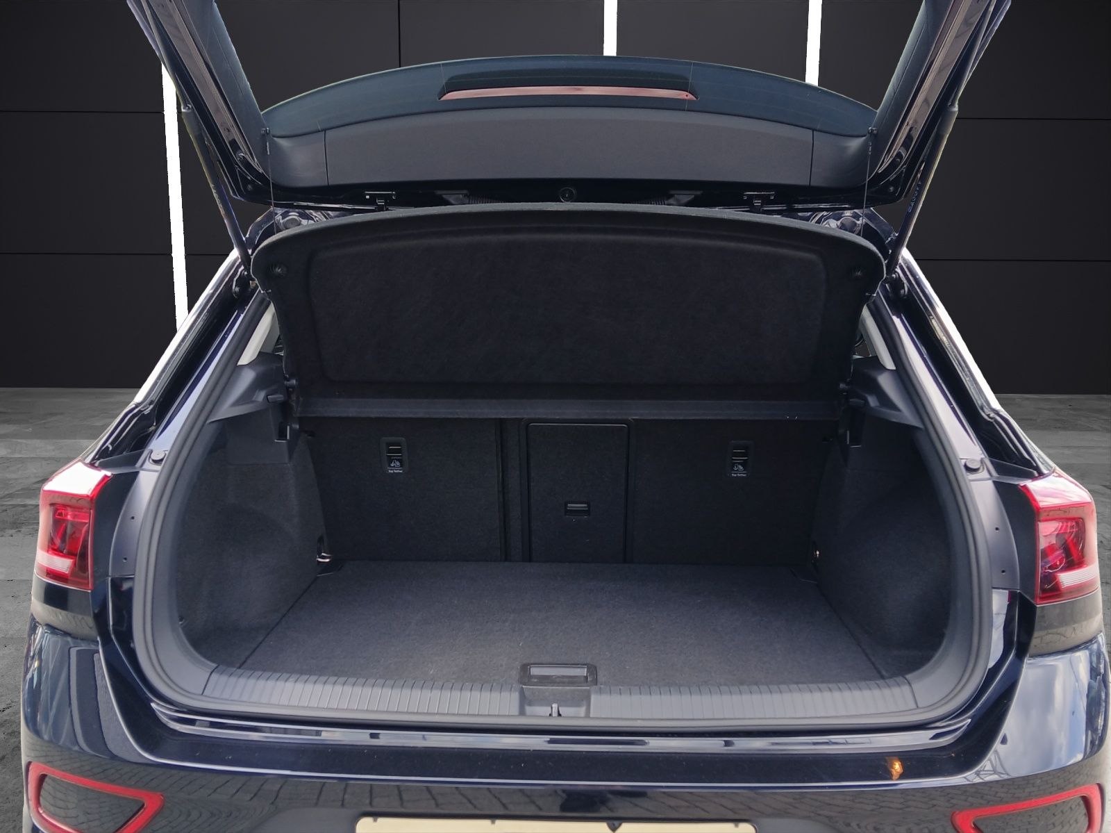 Fahrzeugabbildung Volkswagen T-Roc TSI Life DSG LED AHK Navi AID ACC RFK SH 1