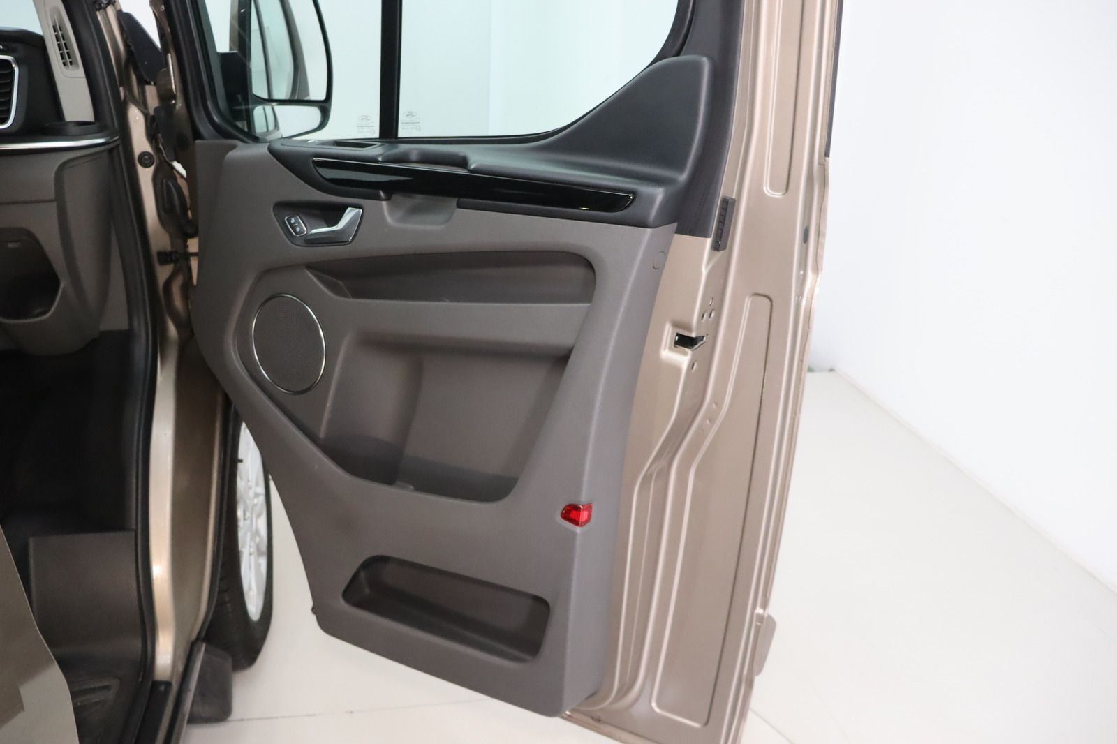 Fahrzeugabbildung Ford Tourneo Custom 2.0 L2 Lang Titanium Black Series