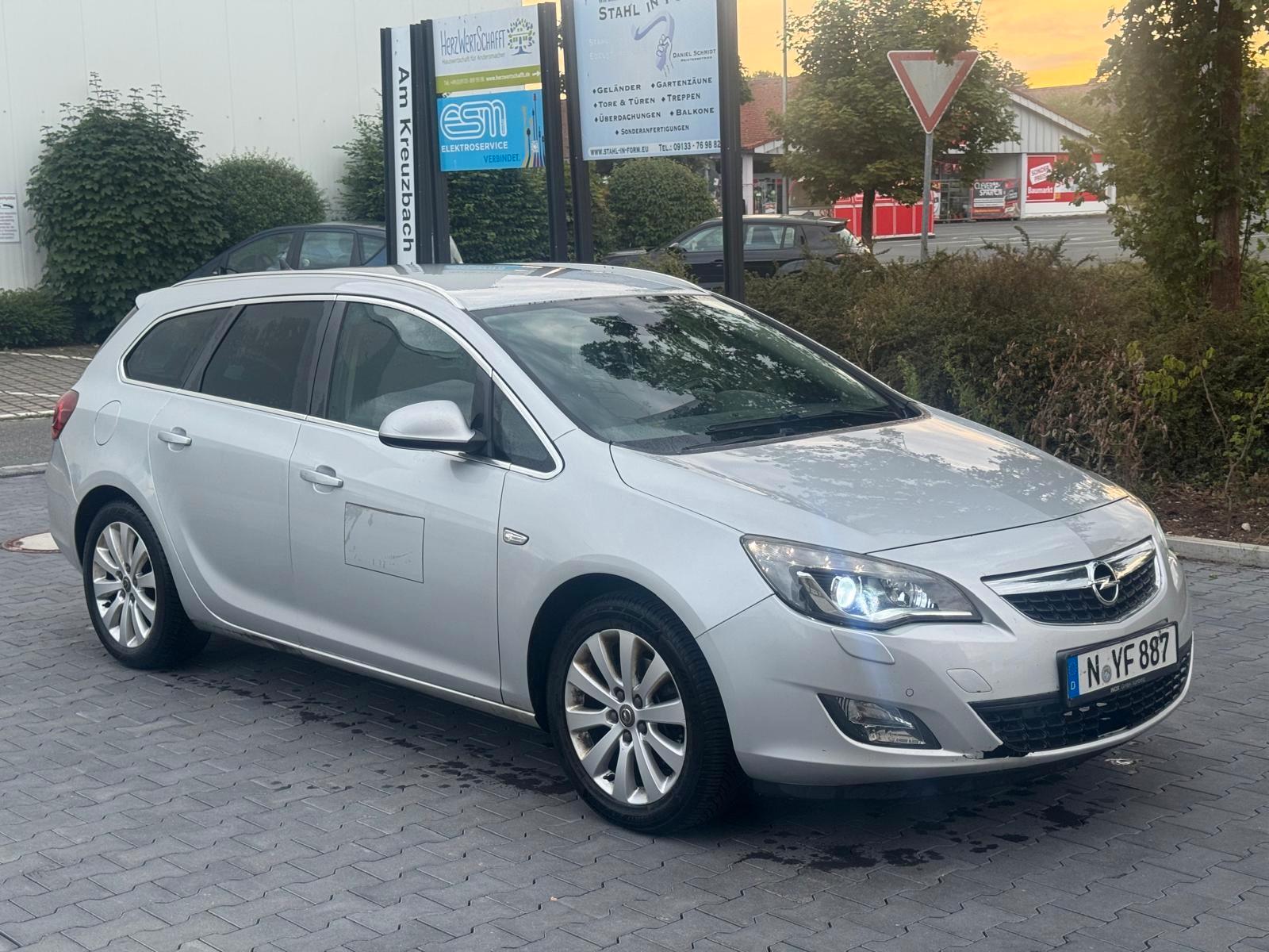 Opel Astra 2011 — rear view