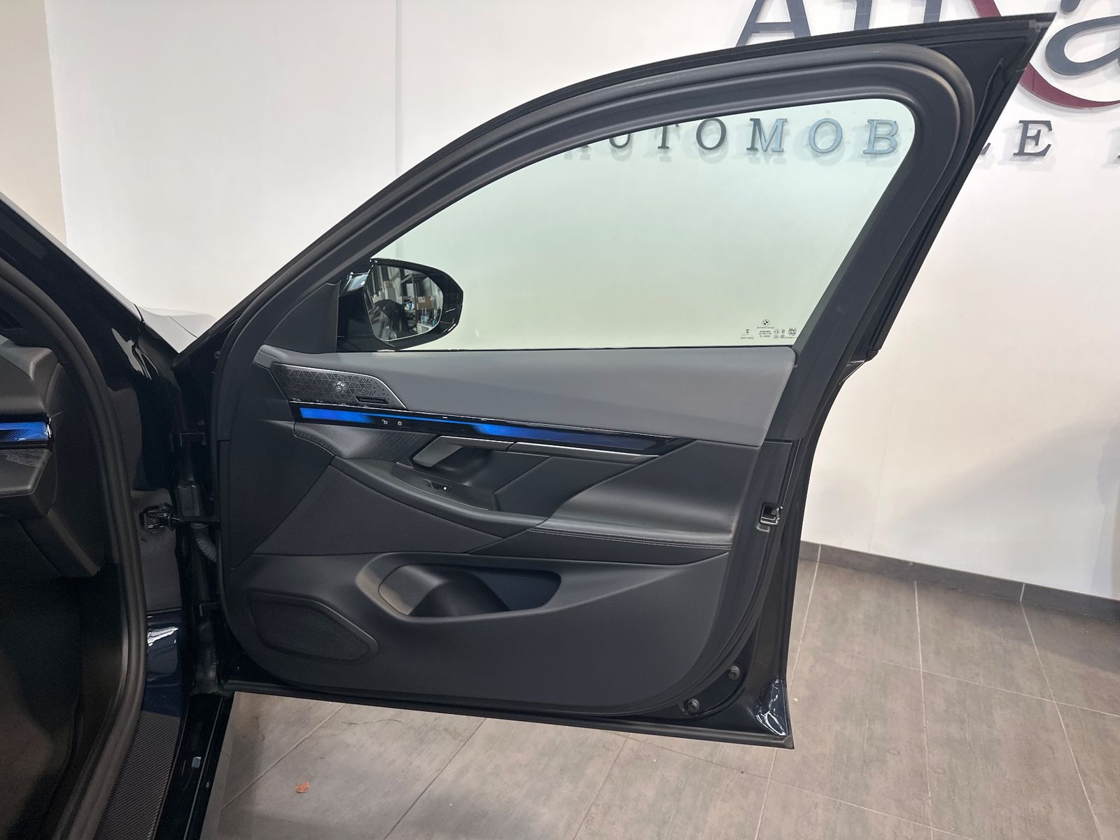 Fahrzeugabbildung BMW i5 M60 xDrive NAV+LED+PANO+AHK+21ZO+360°+DAP+B&W