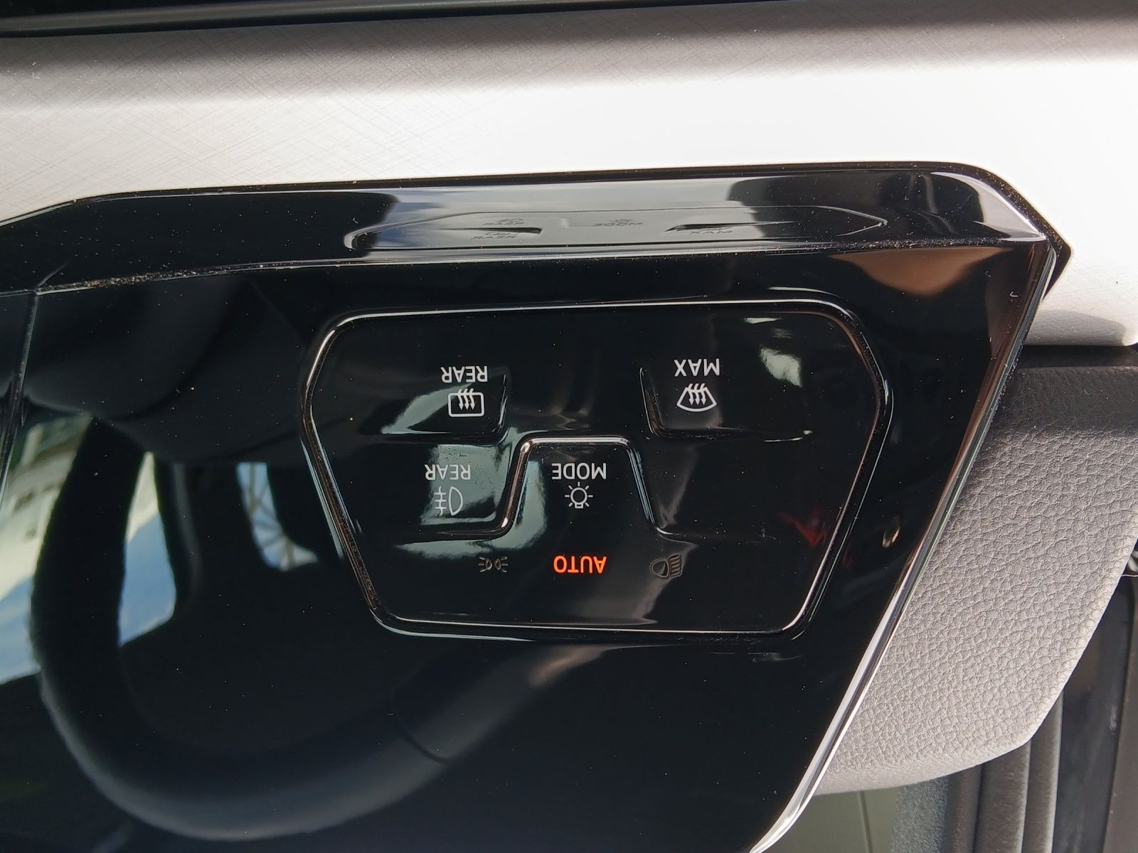 Fahrzeugabbildung Volkswagen Golf VIII Variant TDI Life LED Navi AID ACC Park