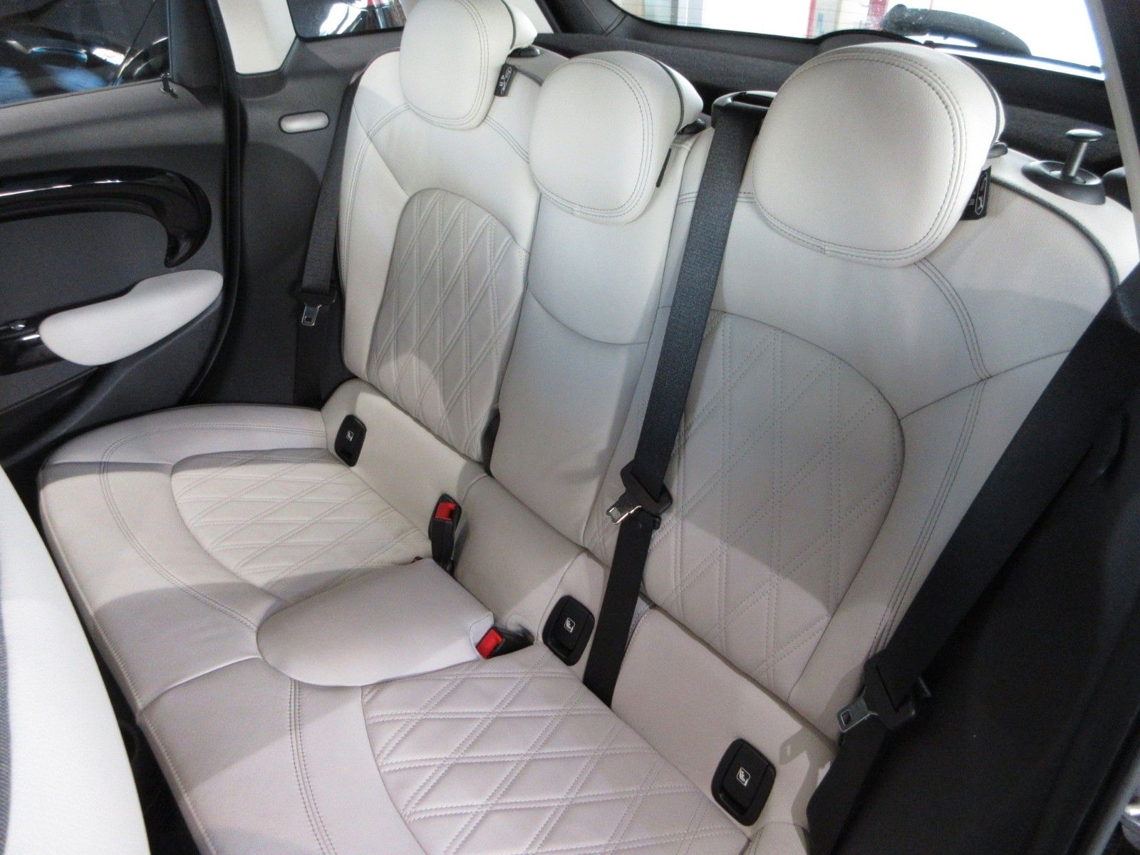 Fahrzeugabbildung MINI Mini Cooper Classic Trim LED/NAVI/SHZ/PANO/LEDER