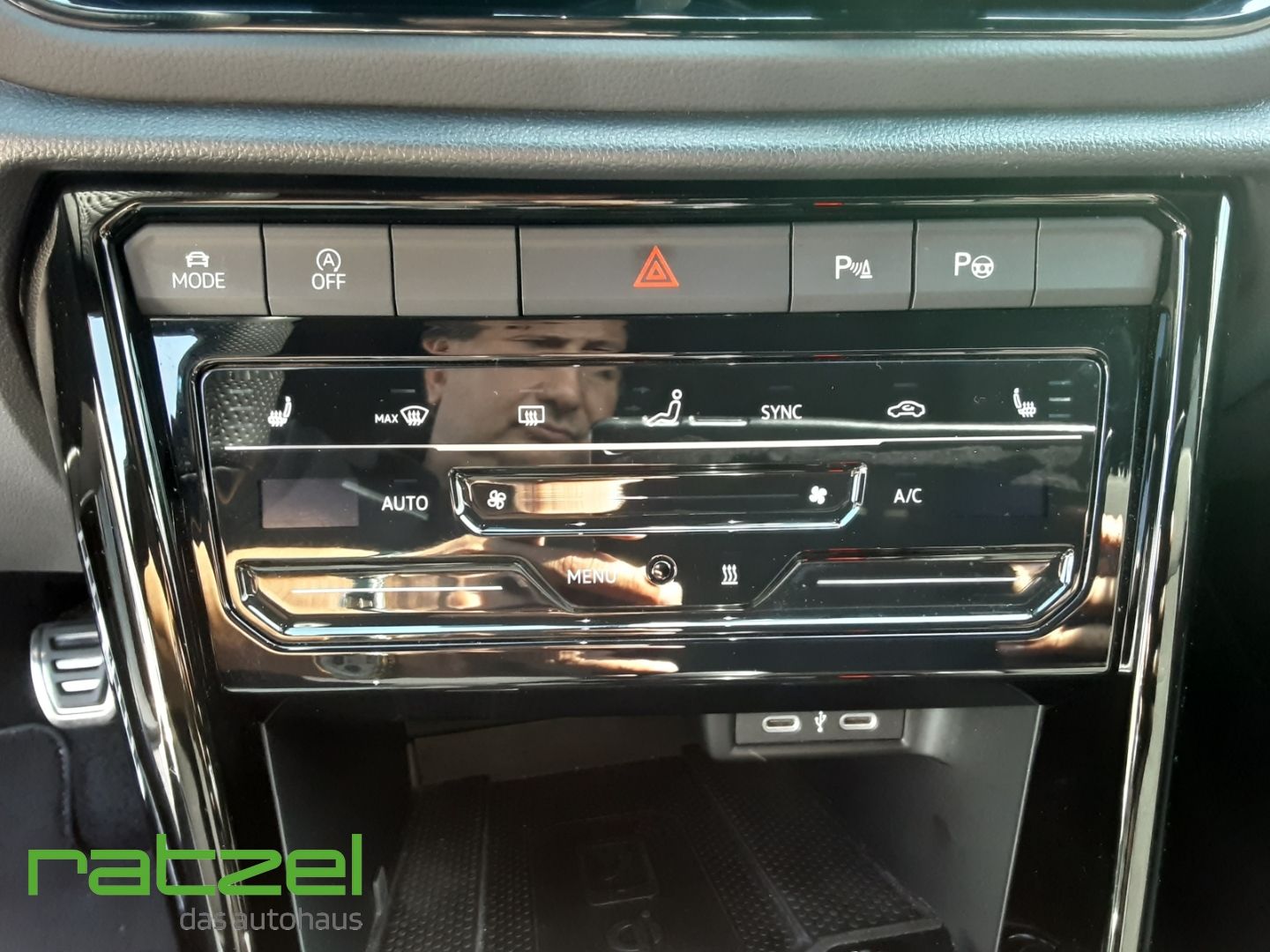 Fahrzeugabbildung Volkswagen T-Roc R-Line 1.5 TSI Sportpaket StandHZG AHK-abn