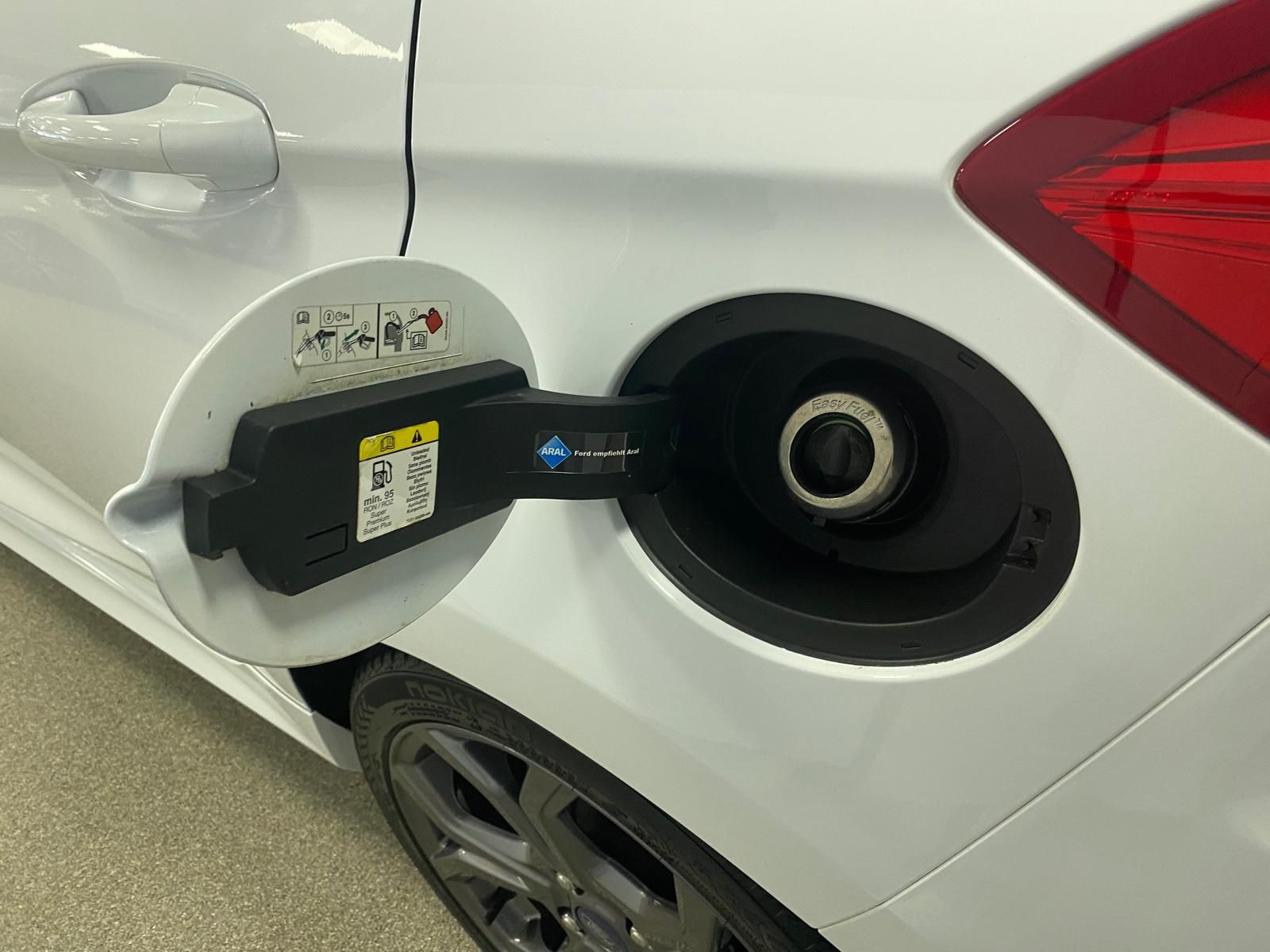 Fahrzeugabbildung Ford Fiesta 1.0 EcoBoost KAT ST-Line APP+KLIMA+RFK+PD