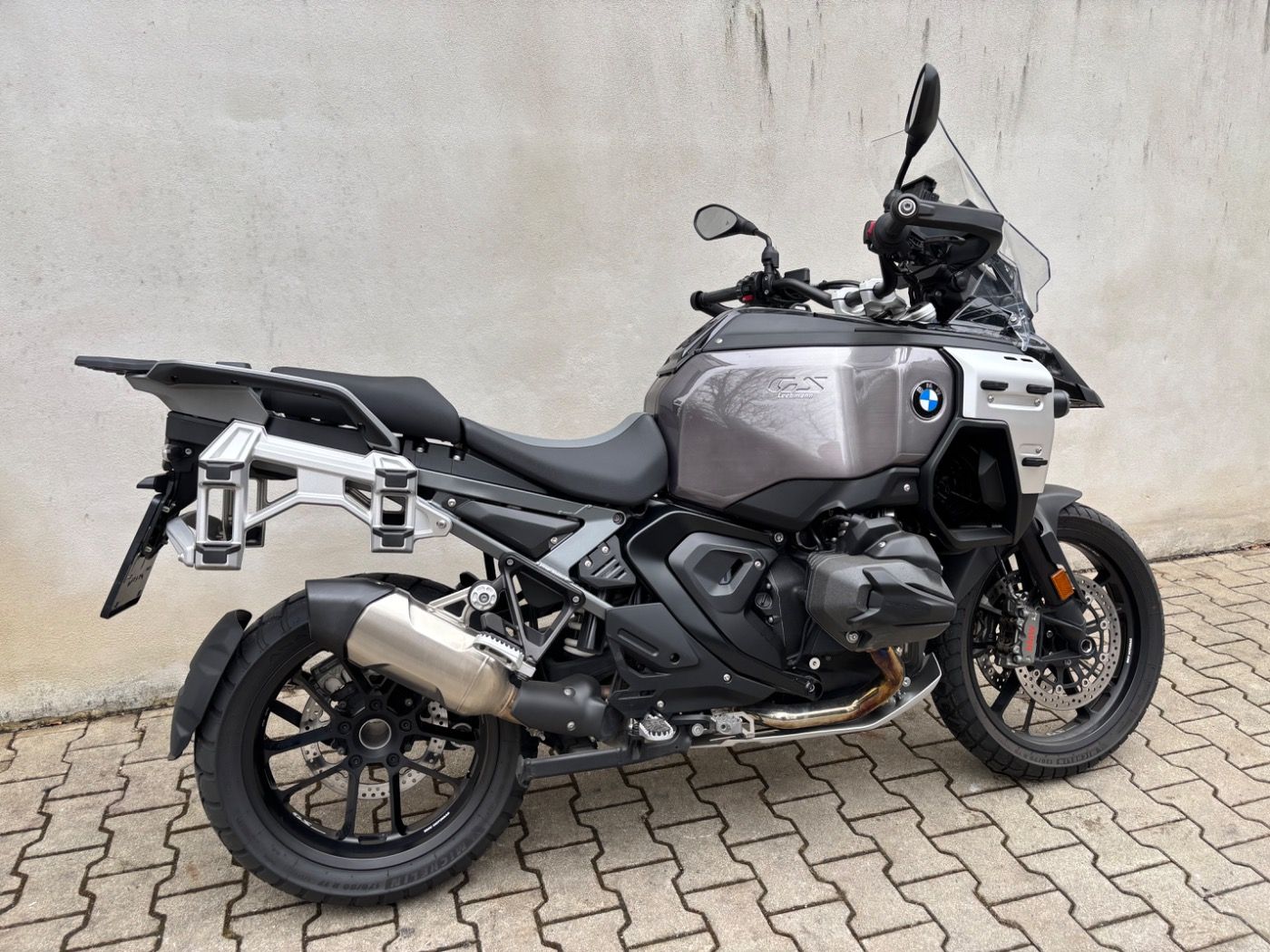 Fahrzeugabbildung BMW R 1300 GS Adventure 3 Pakete Enduroschmiederäder