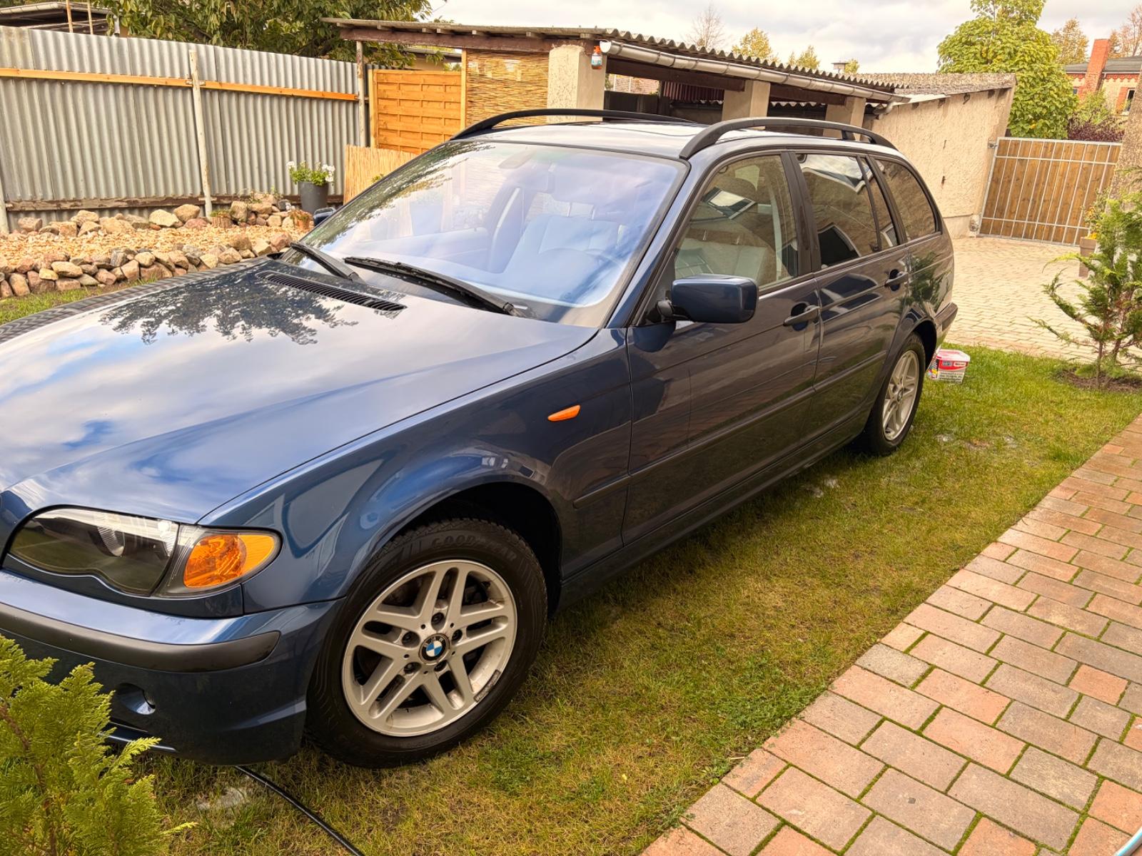 BMW 316 2004 — rear view