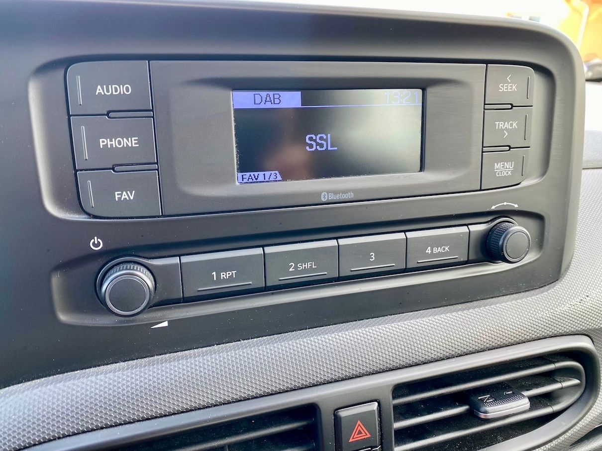 Fahrzeugabbildung Hyundai i10 1.0 SHZ KLIMA ALLWETTERREIFEN PDC RADIO USB