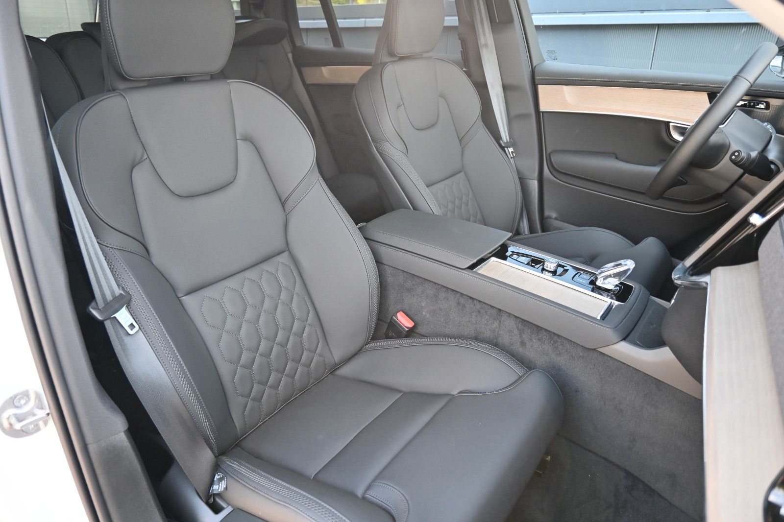 Fahrzeugabbildung Volvo XC90 T8 RC AWD Plus Dark*STDHZG*360°*ACC*AHK