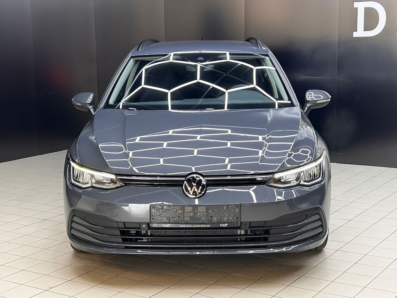 Fahrzeugabbildung Volkswagen Golf VIII Life 2,0TDI DSG VIRTU+LED+SHZ+NAVI+ACC