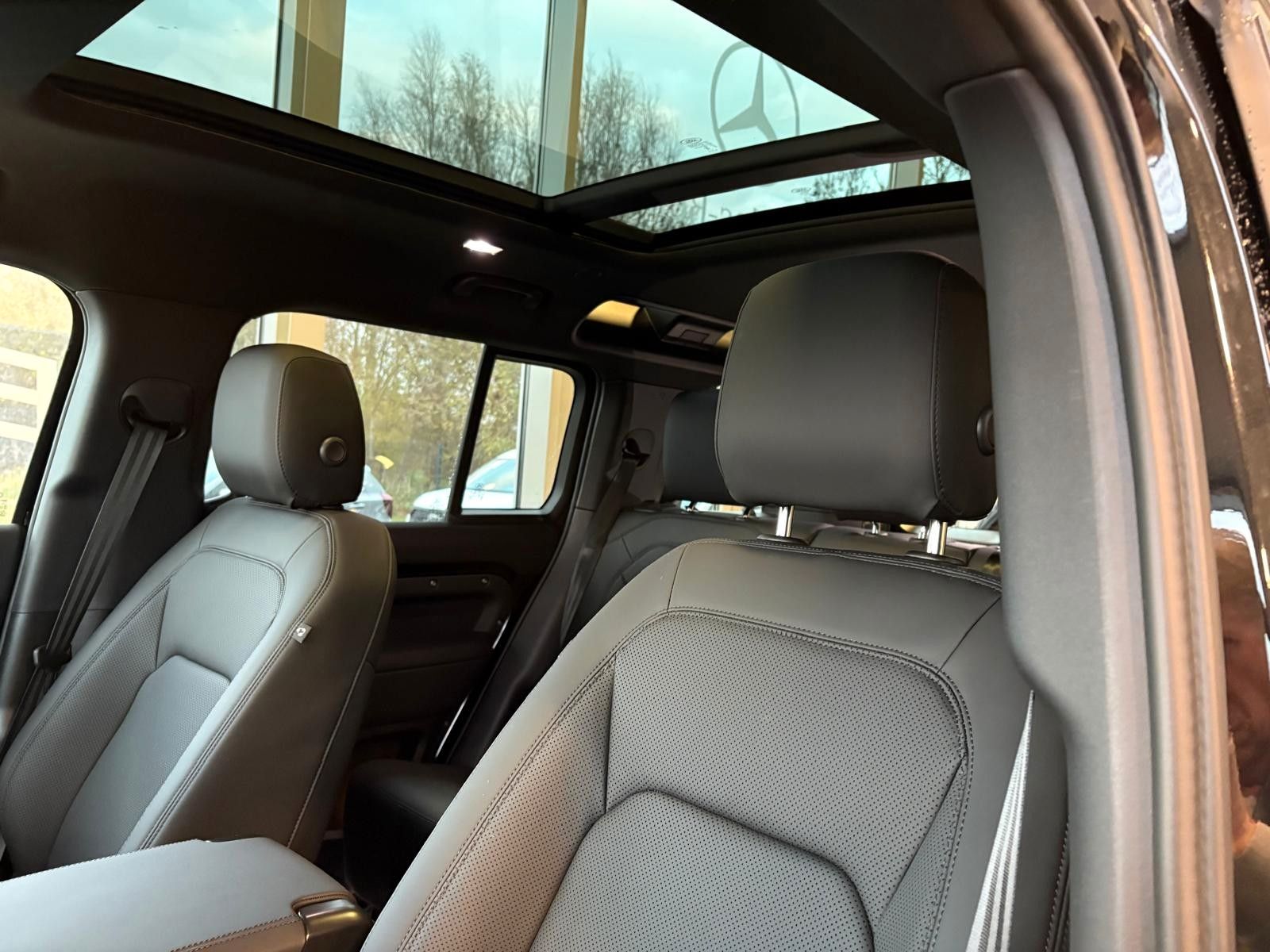 Fahrzeugabbildung Land Rover Defender 110 Hybrid X-Dynamic SE/P 300 E