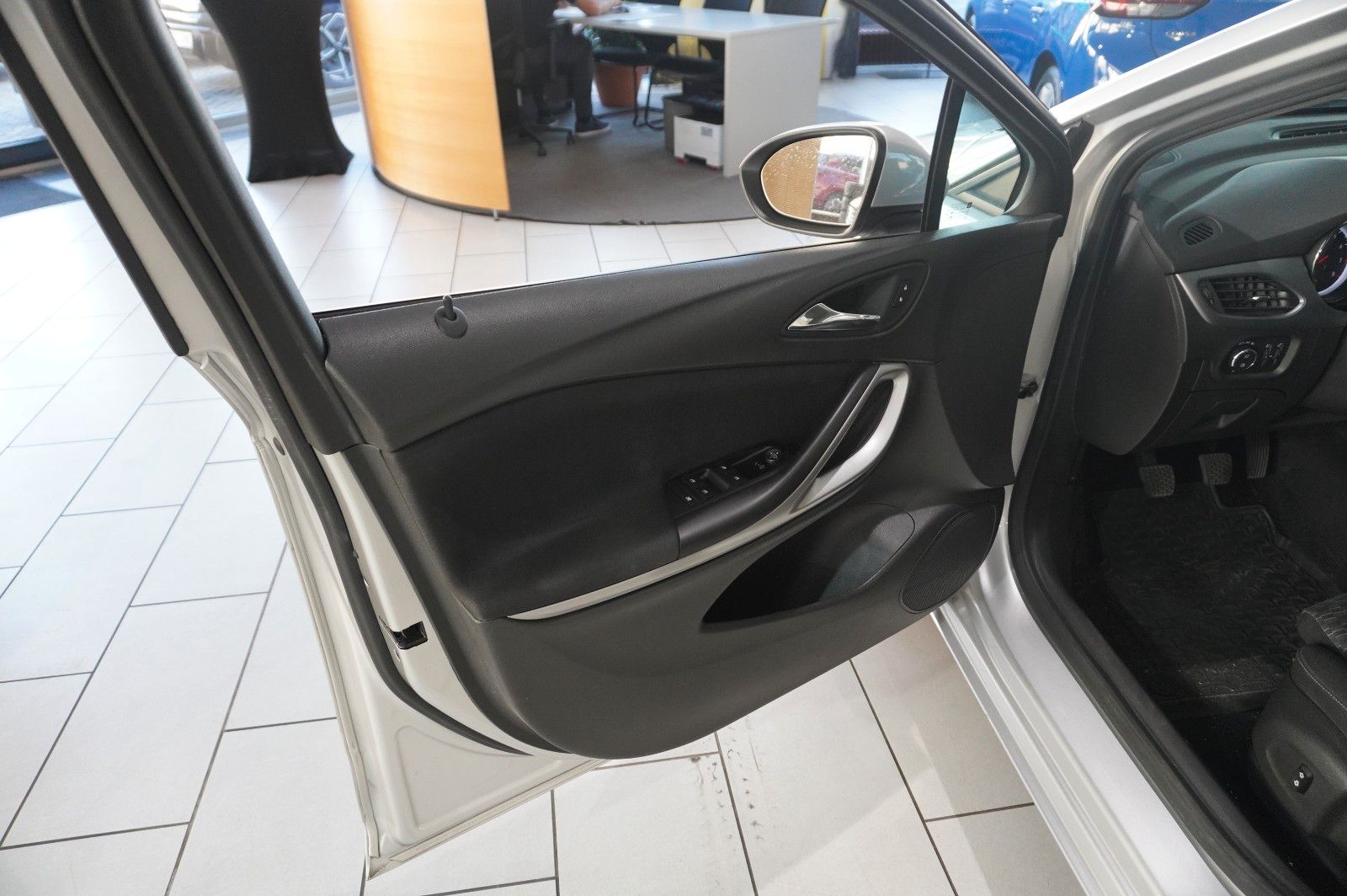 Fahrzeugabbildung Opel Astra K ST 1.0 BUSINESS NAVI/LED/SHZ/TEMP./SPORT