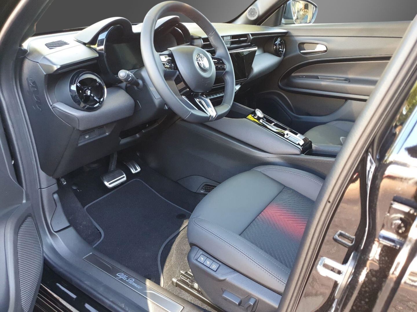 Fahrzeugabbildung Alfa Romeo Junior Ibrida Q4 1,2 VGT 107kW - sofort -